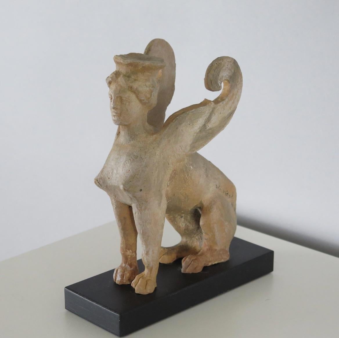 Terracotta Replica museale d'epoca di una sfinge alata, Inghilterra in vendita