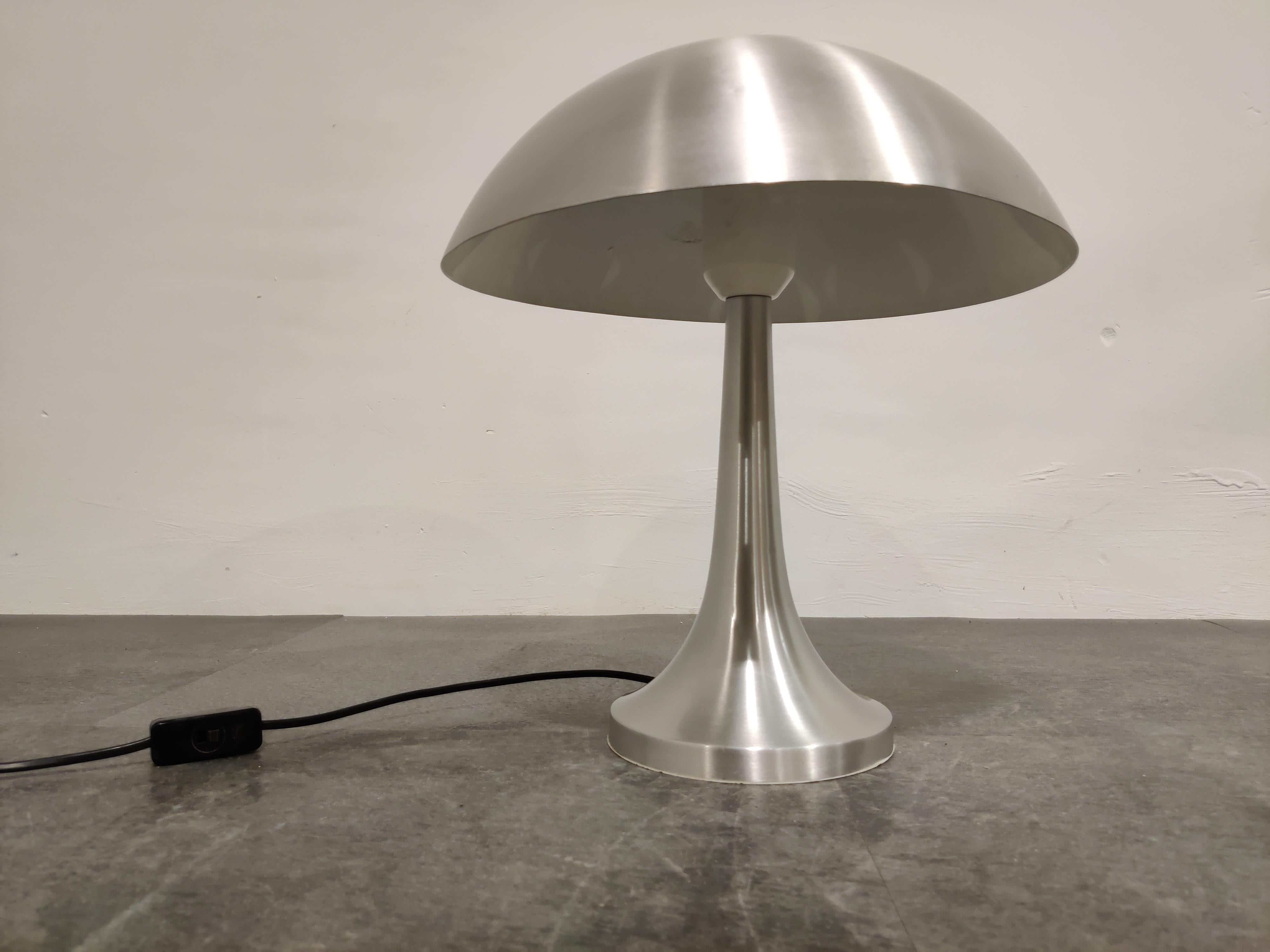 Vieille lampe de table champignon conçue par Louis Christiaan Kalff pour Philips.

La lampe a une belle forme et l'aluminium lui donne une touche spéciale.

Condition : Très petites bosses sur l'abat-jour et quelques rayures.

Testé et prêt à