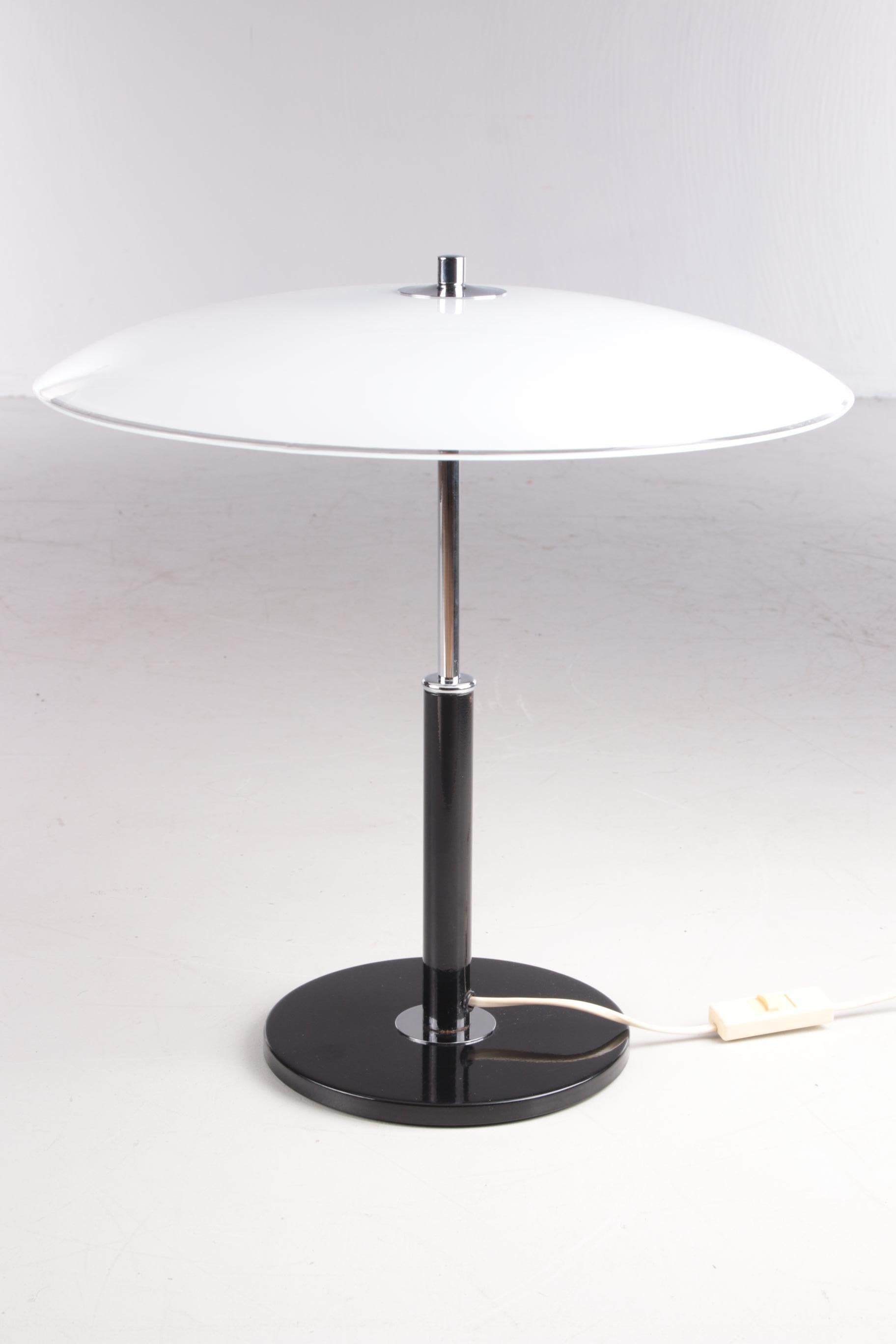 Vieille lampe de bureau champignon modèle B8802 chromé avec verre opale.


Il s'agit d'une lampe très rare et très recherchée, conçue en Suède et produite pour Ikea au début des années 1990. La lampe dispose de trois petits supports de lampe