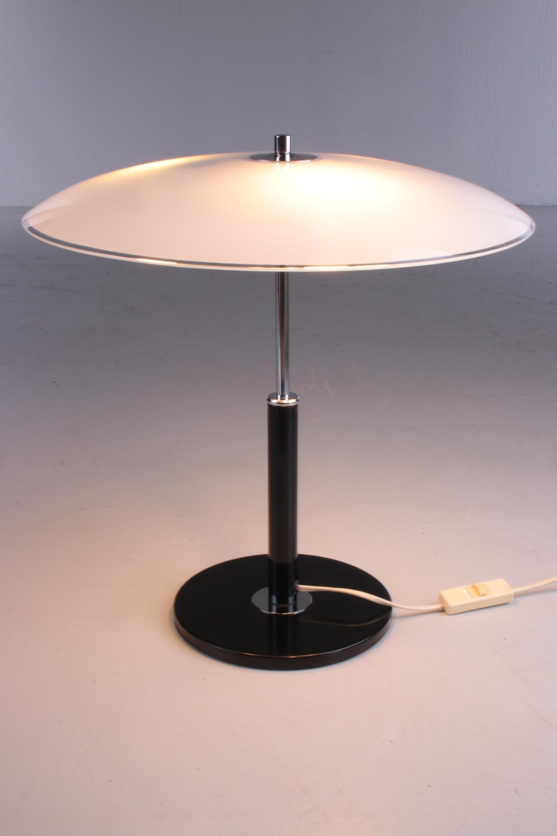 Suédois Lampe de bureau champignon vintage modèle B8802 chromée avec verre opale en vente