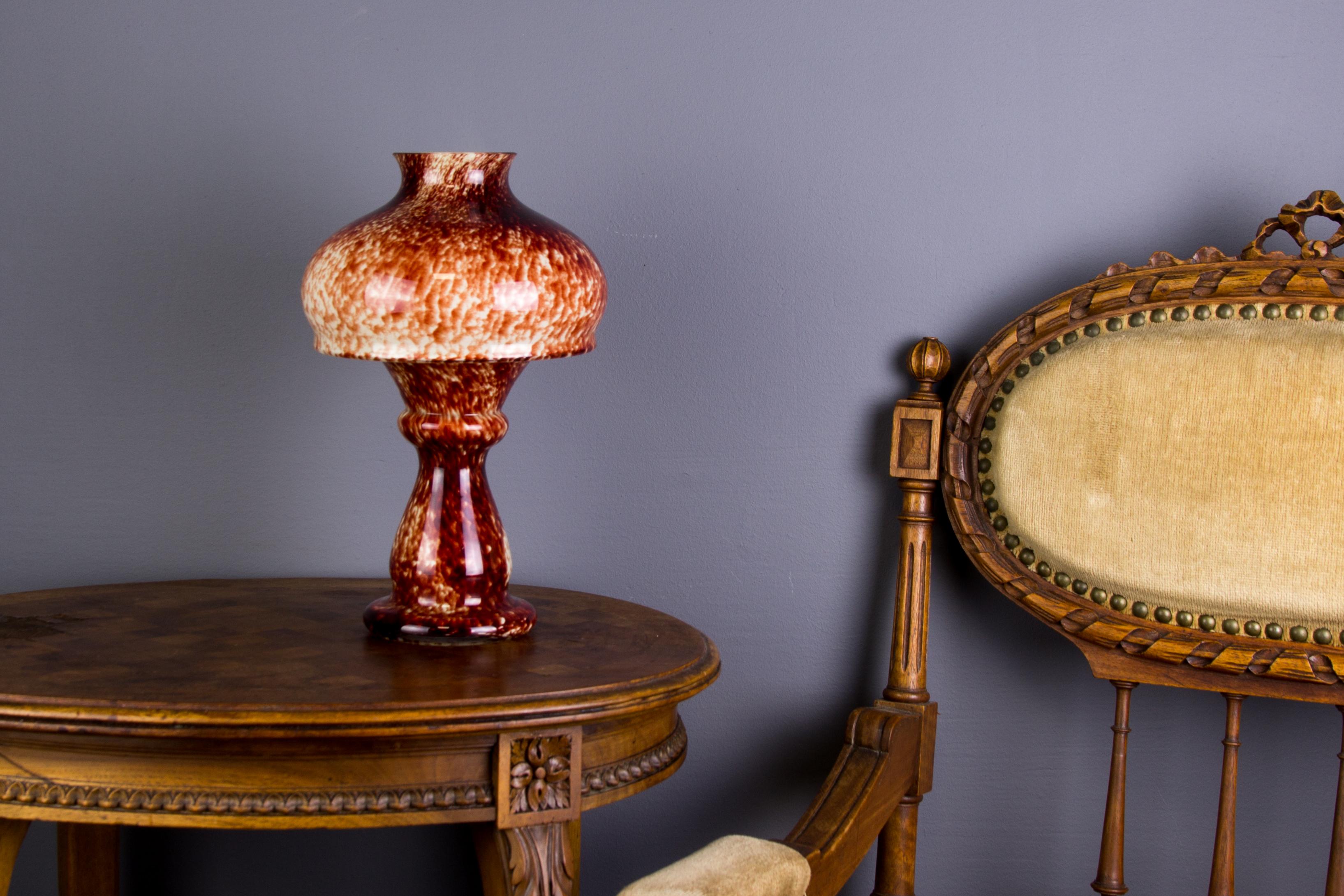 Vieux porte-bougie ou lampe à bougie ou vase en verre d'art rouge en forme de champignon en vente 3