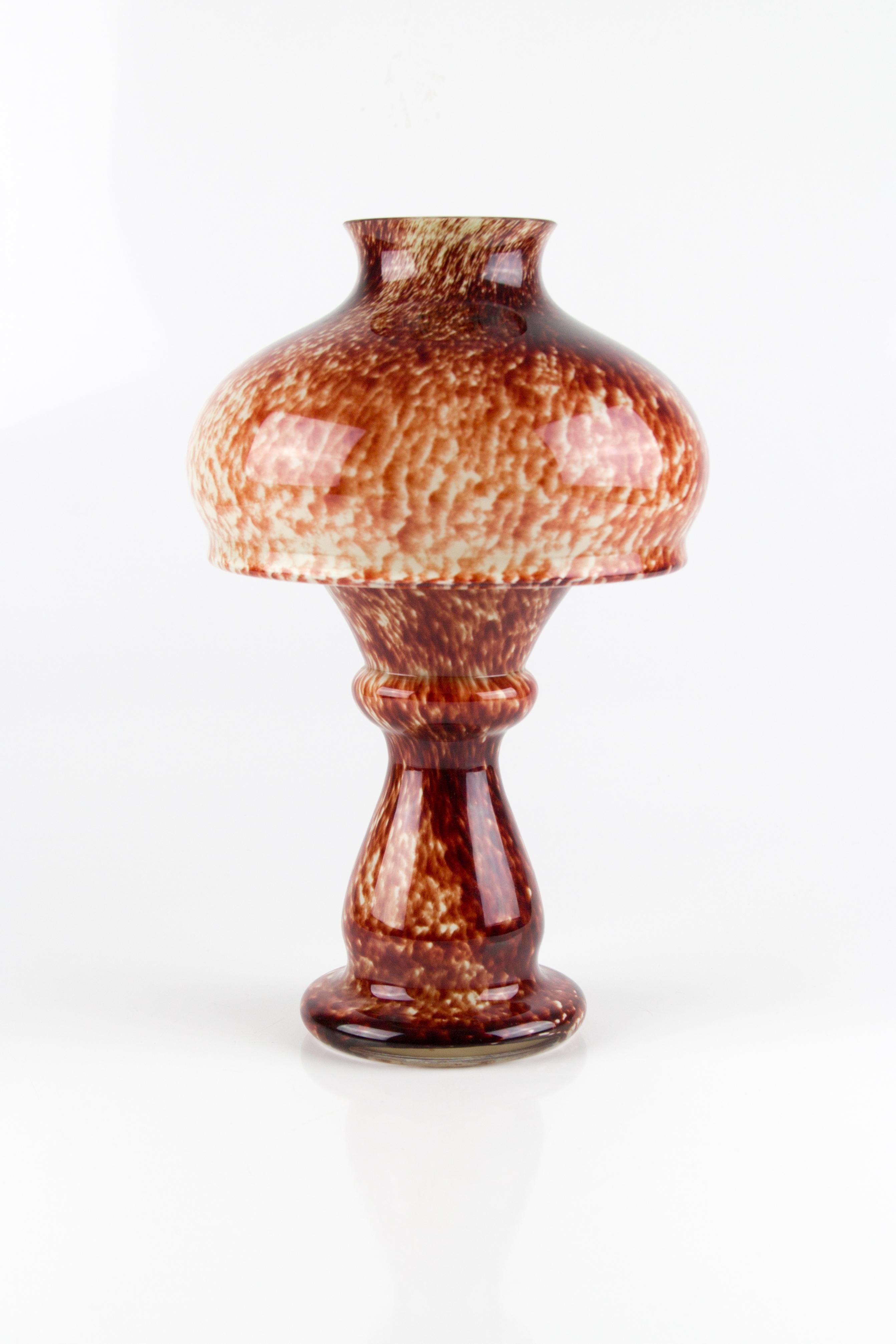 Vieux porte-bougie ou lampe à bougie ou vase en verre d'art rouge en forme de champignon en vente 4