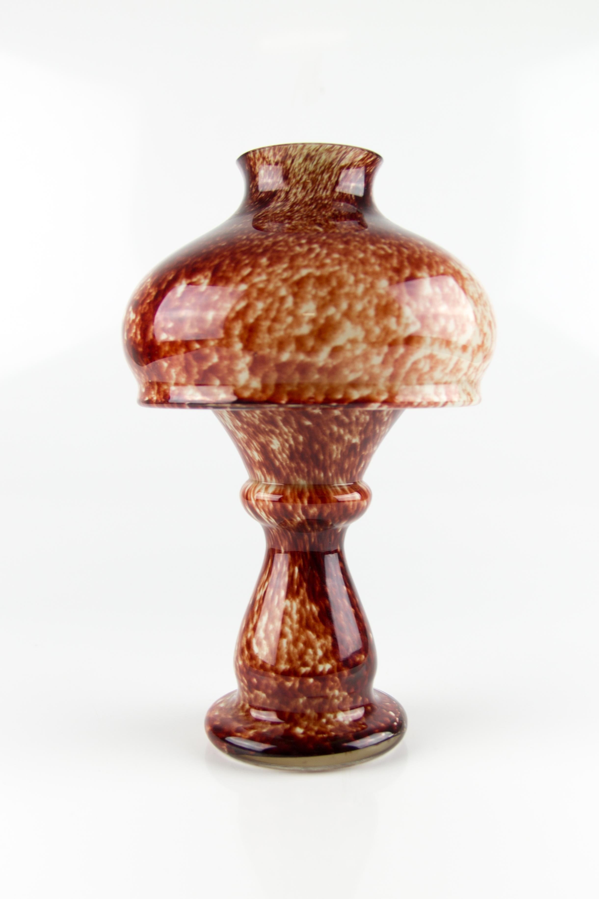 Vieux porte-bougie ou lampe à bougie ou vase en verre d'art rouge en forme de champignon en vente 12