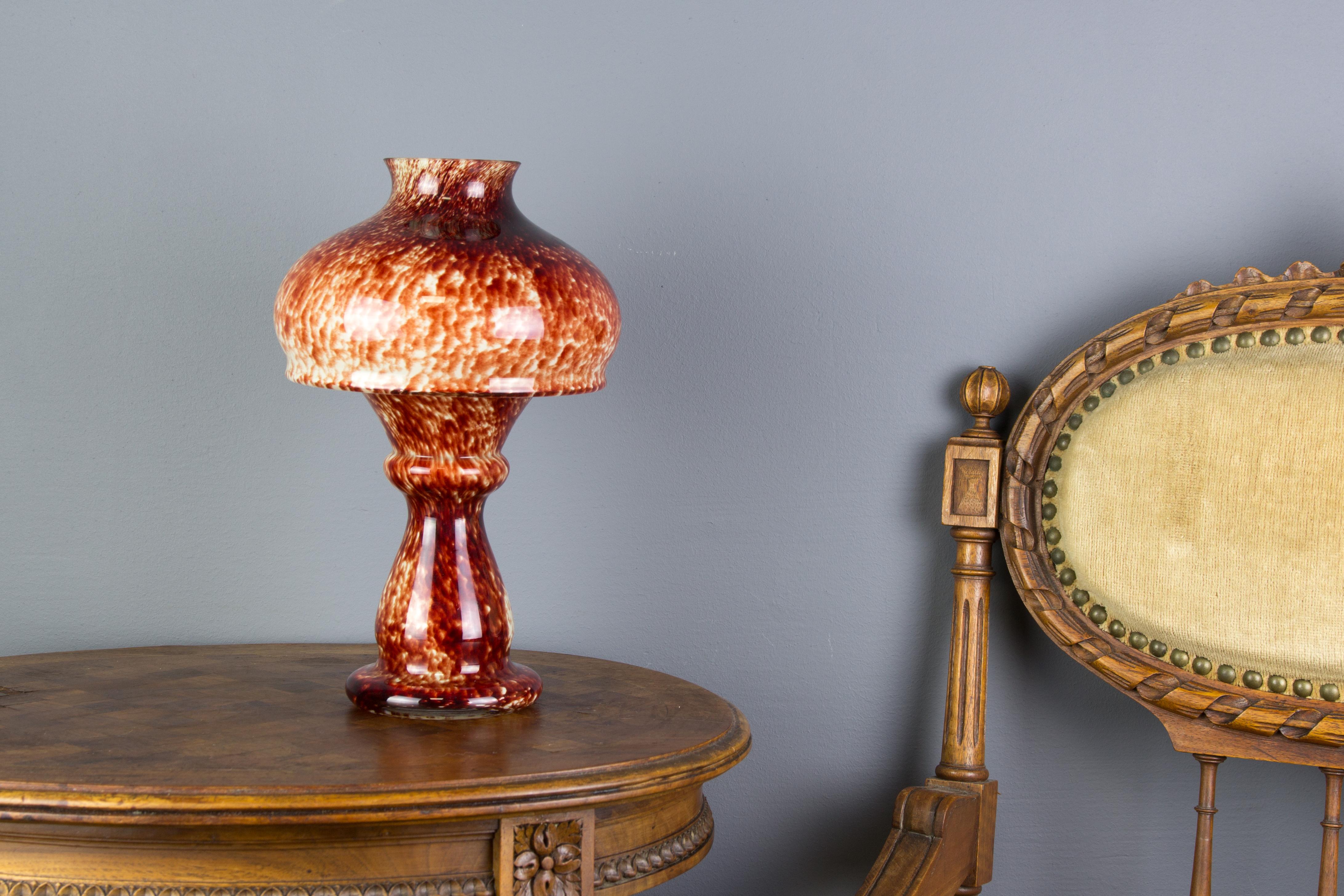 Entzückender roter Kunstglaspilz in Form eines Teelichthalters oder einer Kerzenlampe, bestehend aus zwei Teilen und mit weißem, undurchsichtigem Inneren. Kann auch als Vase verwendet werden.
Abmessungen: Höhe 27 cm / 10.62 in, Durchmesser 15 cm /