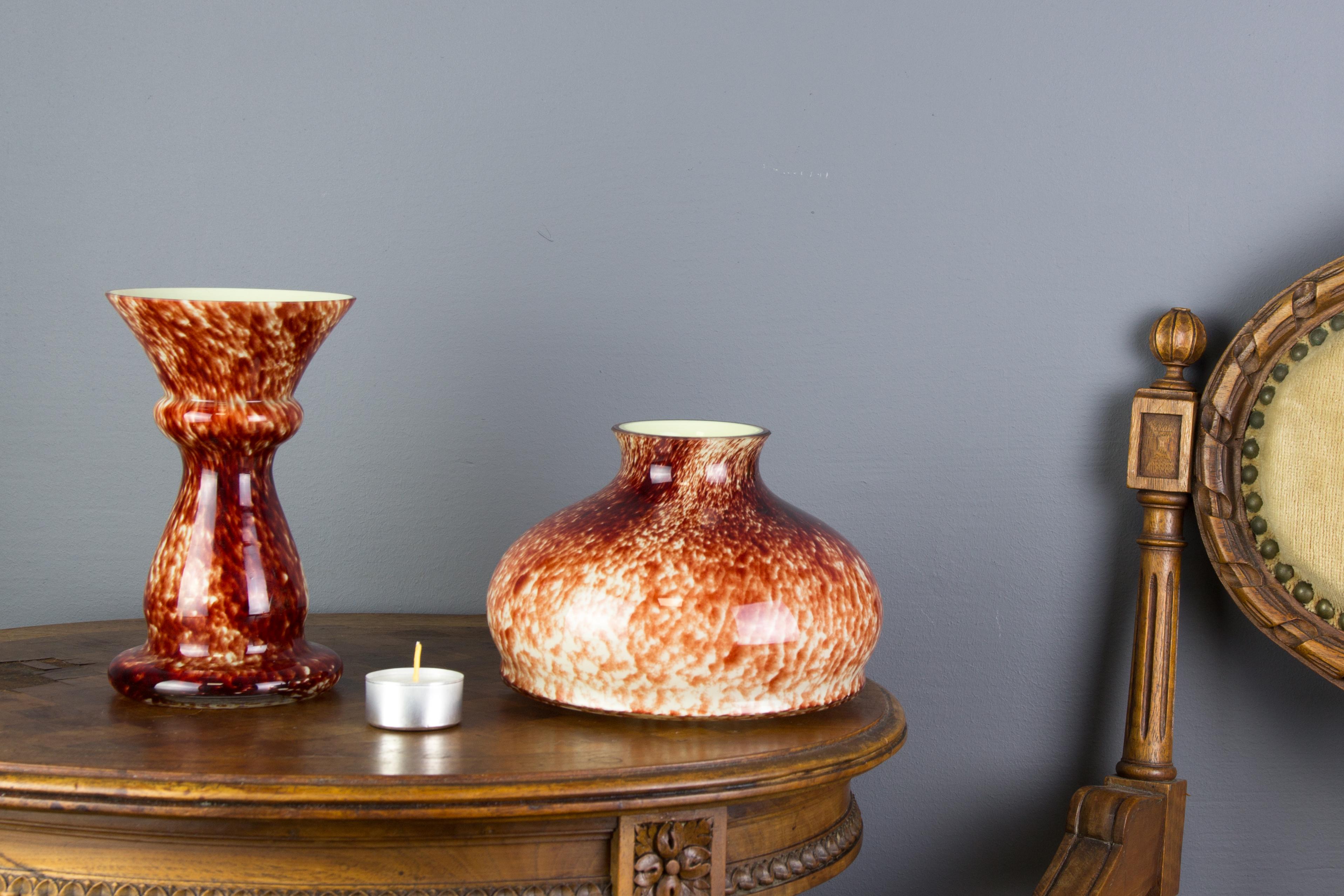 Mid-Century Modern Vieux porte-bougie ou lampe à bougie ou vase en verre d'art rouge en forme de champignon en vente