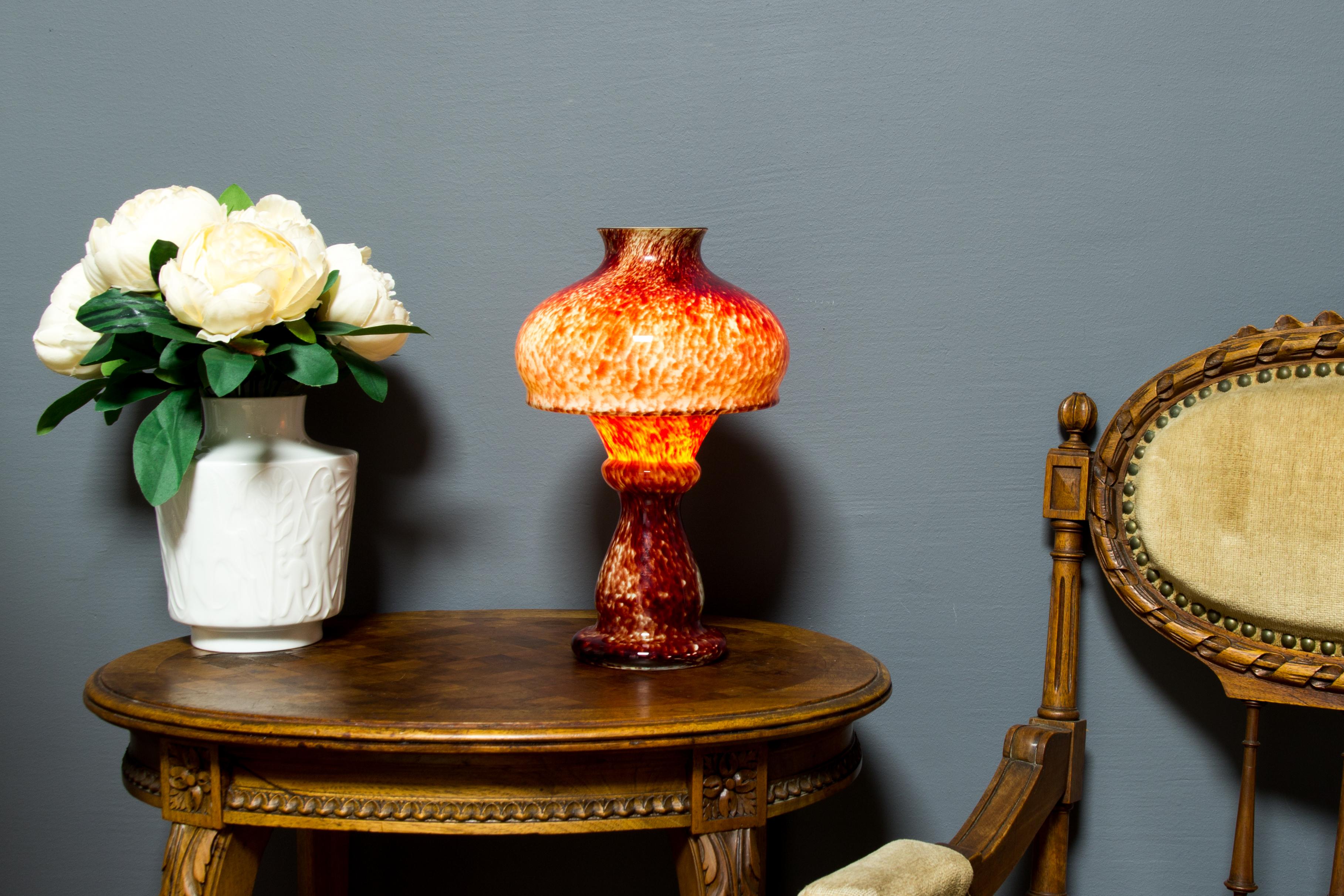 Allemand Vieux porte-bougie ou lampe à bougie ou vase en verre d'art rouge en forme de champignon en vente