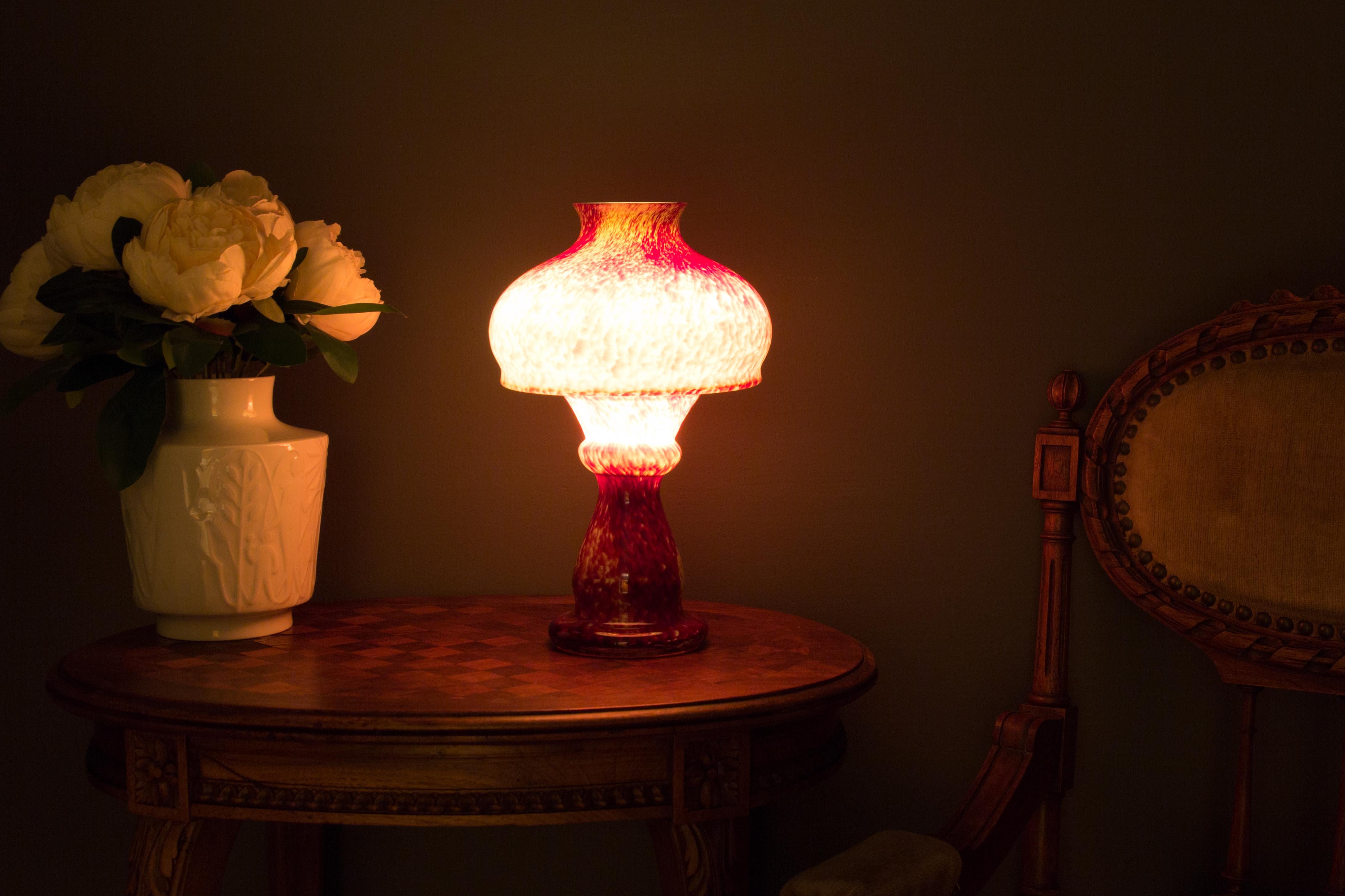 Vieux porte-bougie ou lampe à bougie ou vase en verre d'art rouge en forme de champignon Bon état - En vente à Barntrup, DE