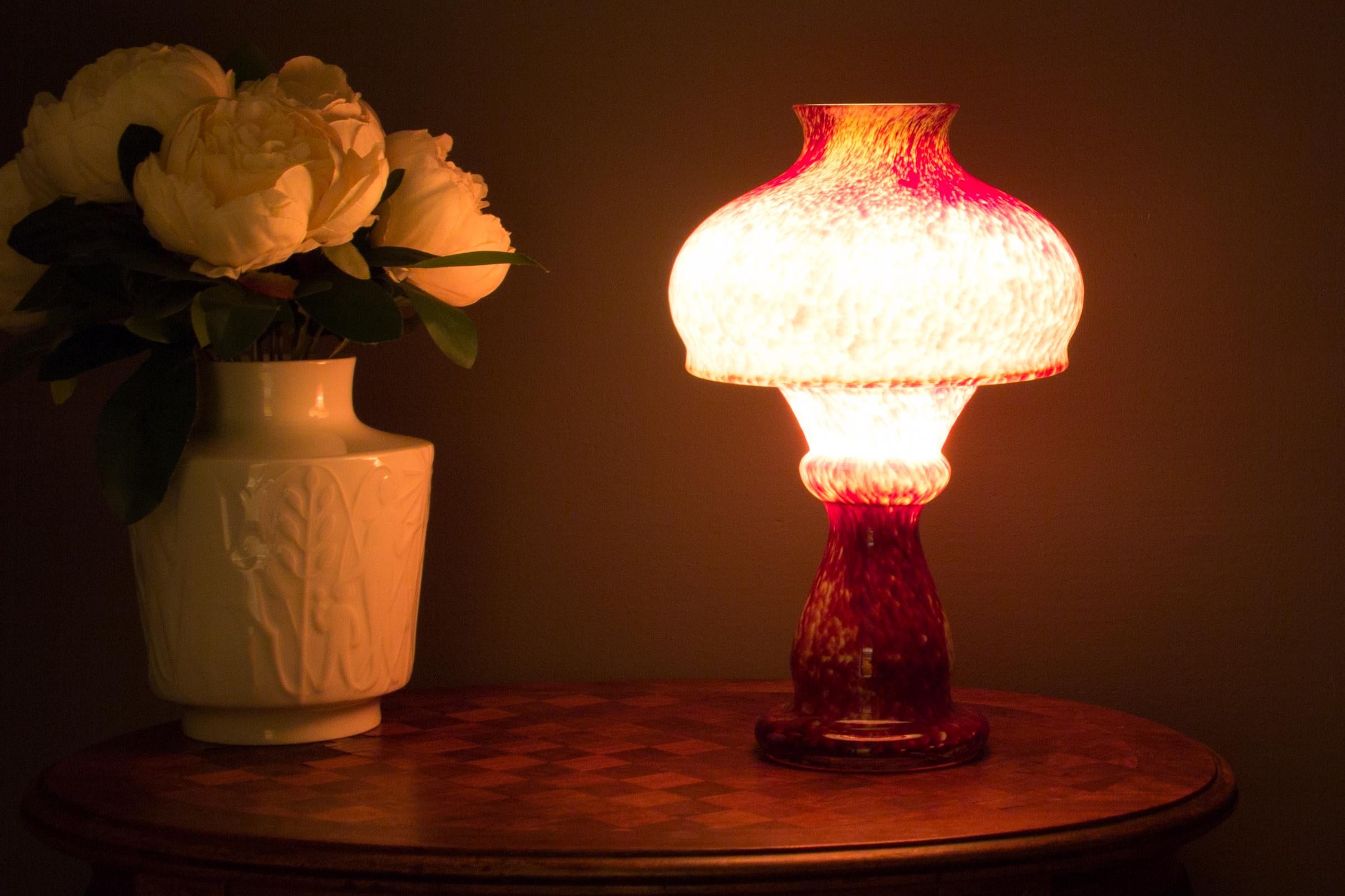 Milieu du XXe siècle Vieux porte-bougie ou lampe à bougie ou vase en verre d'art rouge en forme de champignon en vente