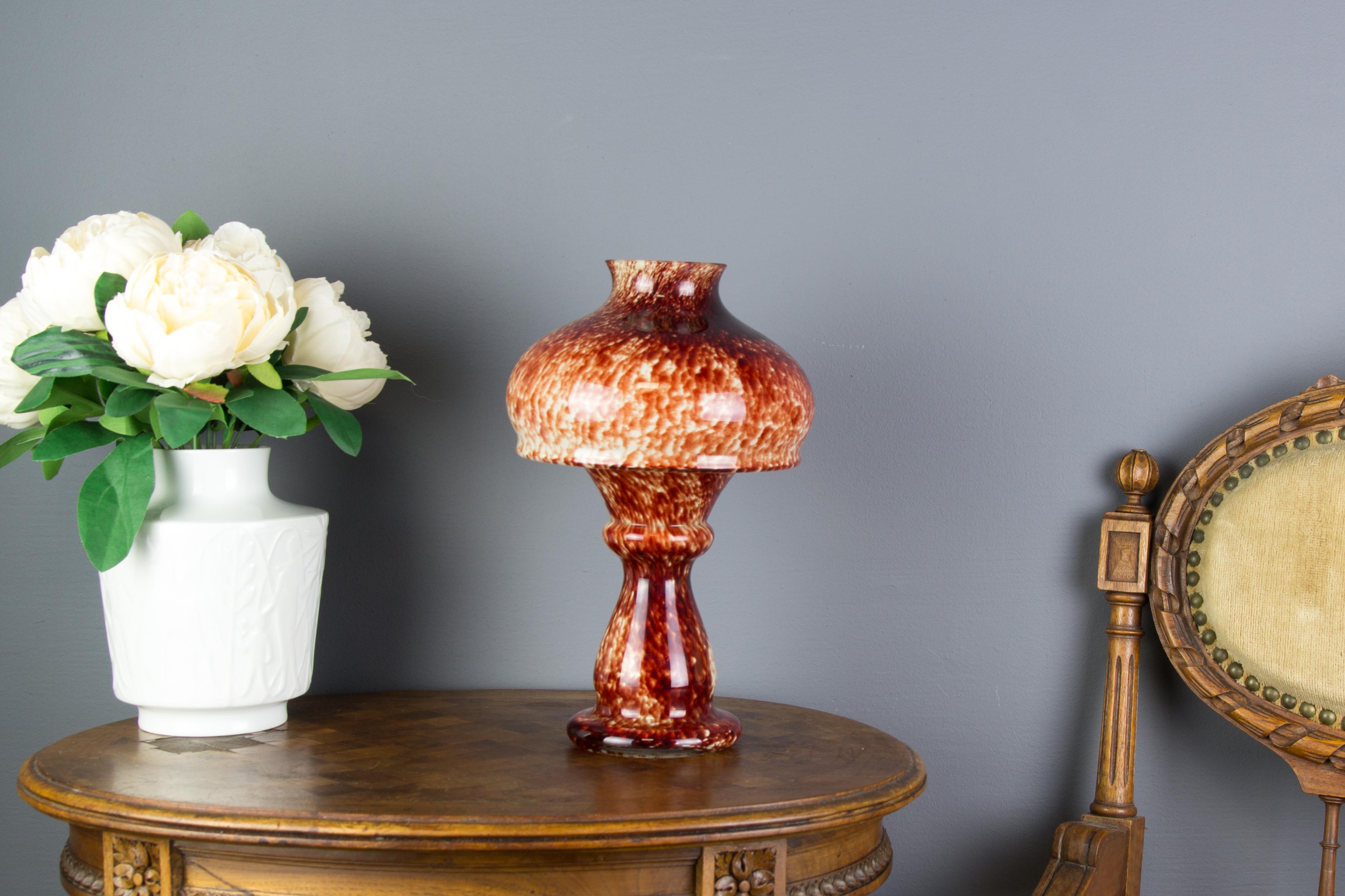 Verre d'art Vieux porte-bougie ou lampe à bougie ou vase en verre d'art rouge en forme de champignon en vente