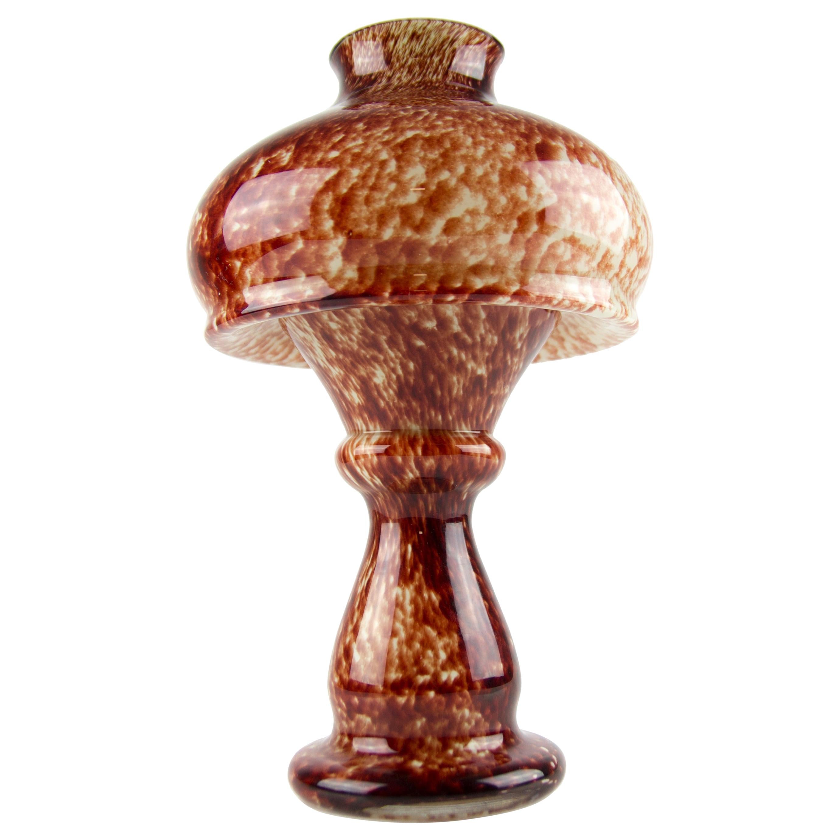 Vieux porte-bougie ou lampe à bougie ou vase en verre d'art rouge en forme de champignon