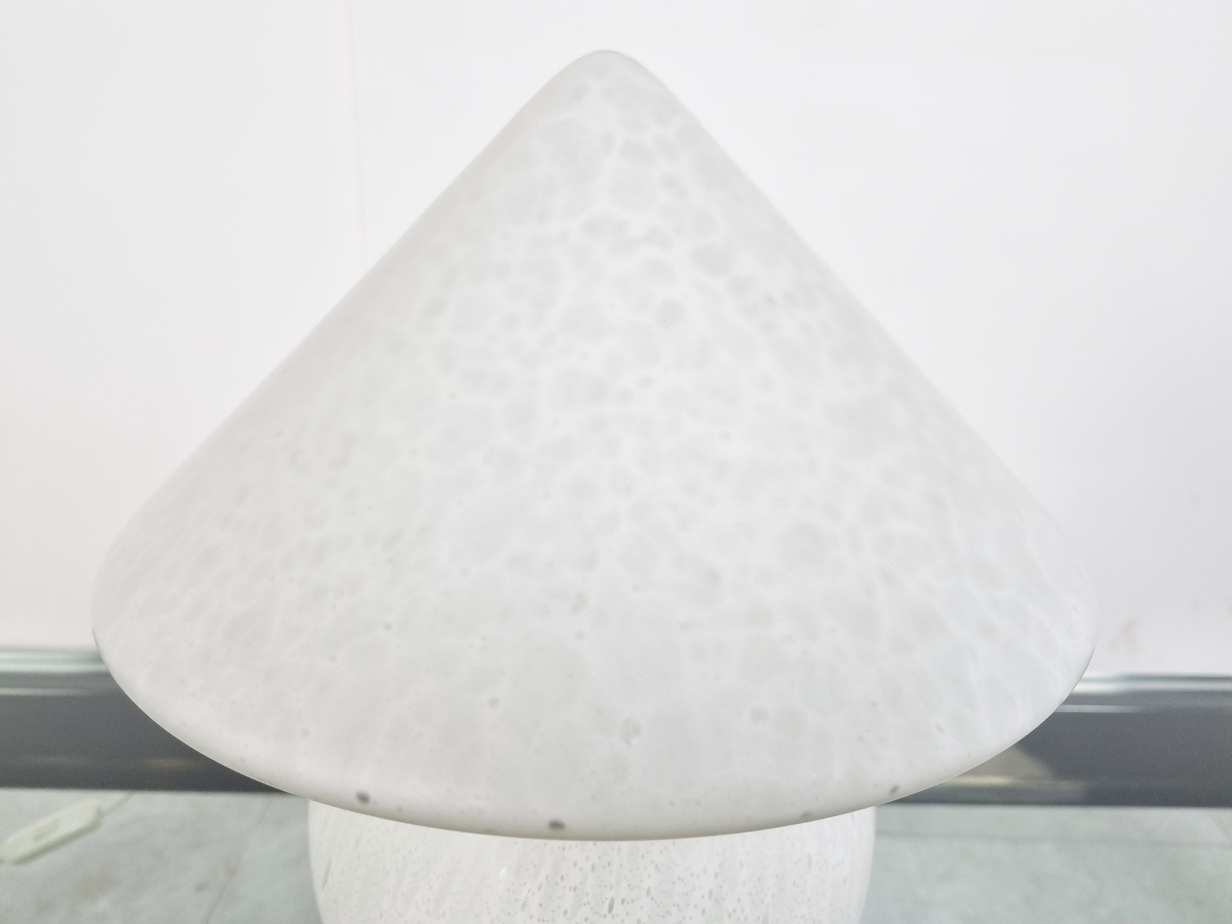 Lampe de table « Mushroom » vintage en verre de Murano soufflé par Peil & Putzler

La lampe émet une belle lumière douce et douce. 

Allemagne, années 1970

Bon état, testé et prêt à être utilisé.

Dimensions :

Hauteur : 25 cm.
Diamètre
