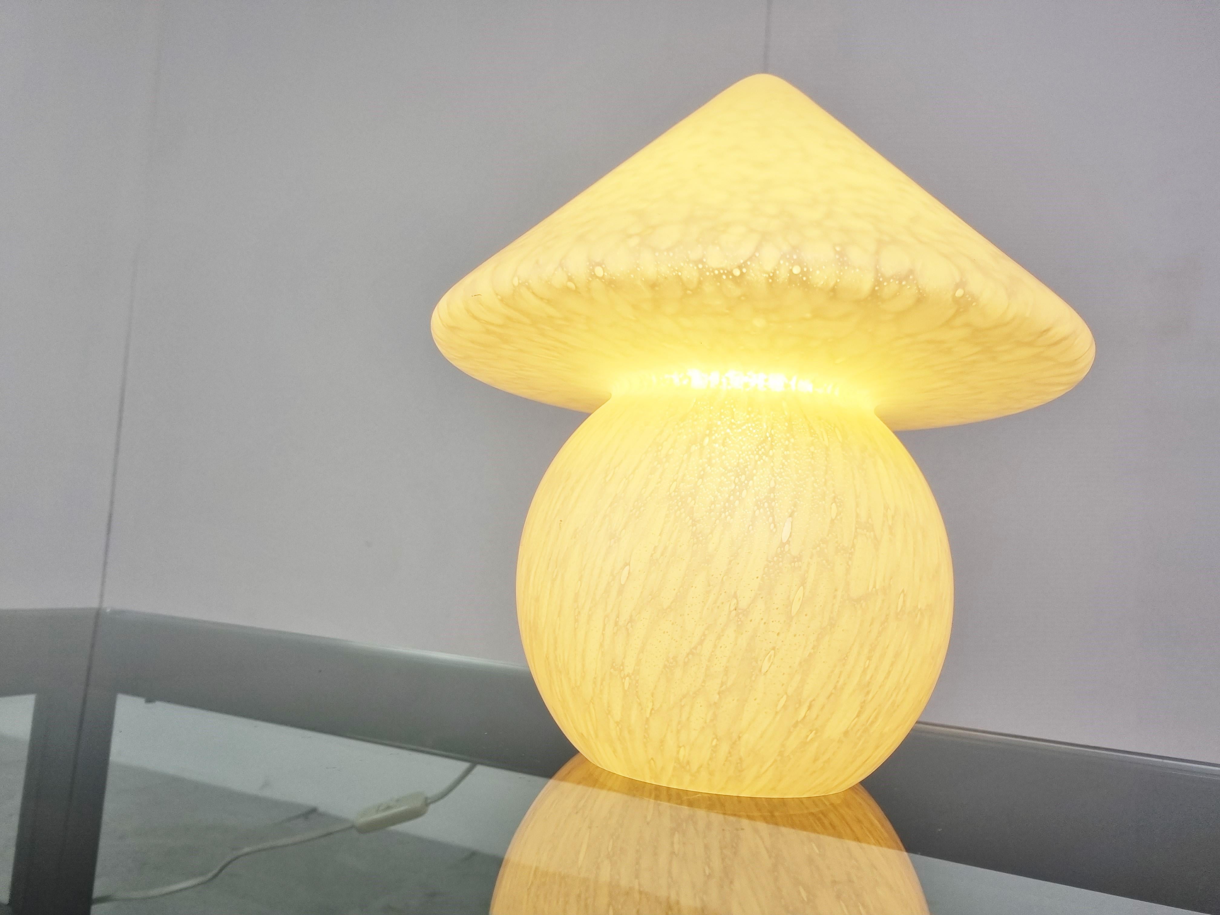 Lampe de table champignon vintage, années 1970 Bon état - En vente à HEVERLEE, BE
