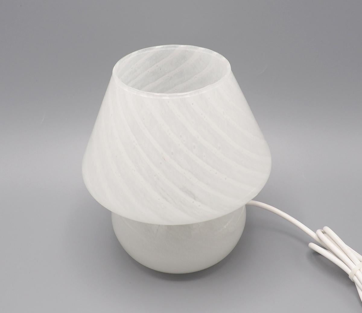Belle lampe de table en verre soufflé à la bouche en verre de Murano des années 1970.

attribuée à Gambaro e Poggi pour Vetri.

Le verre présente différentes nuances de verre gris tourbillonnant, ce qui donne un effet agréable lorsque la lampe
