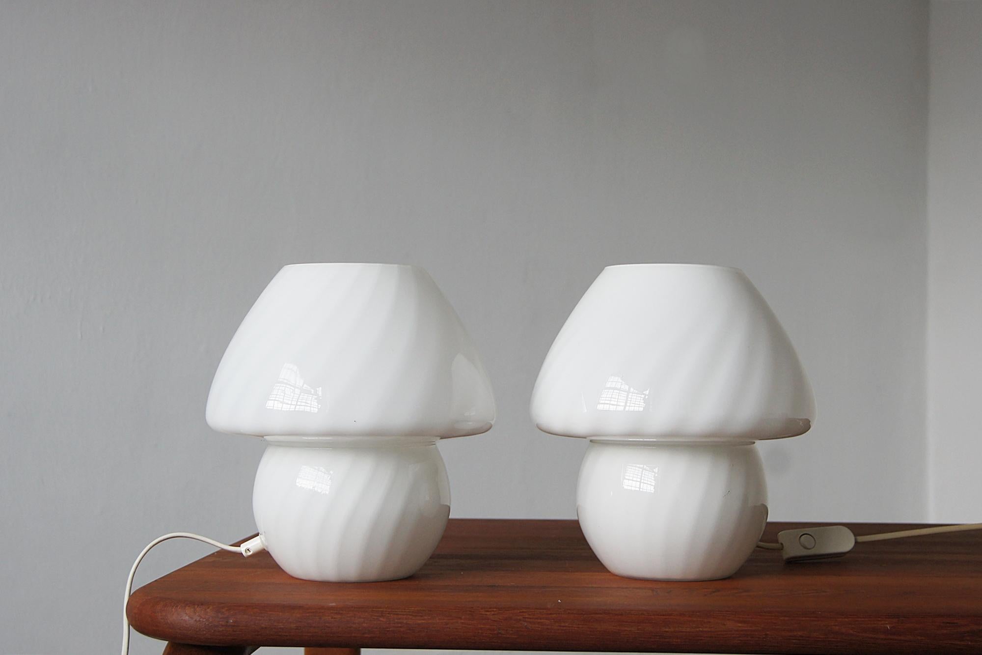 Una coppia di delicate ed eleganti lampade da tavolo 