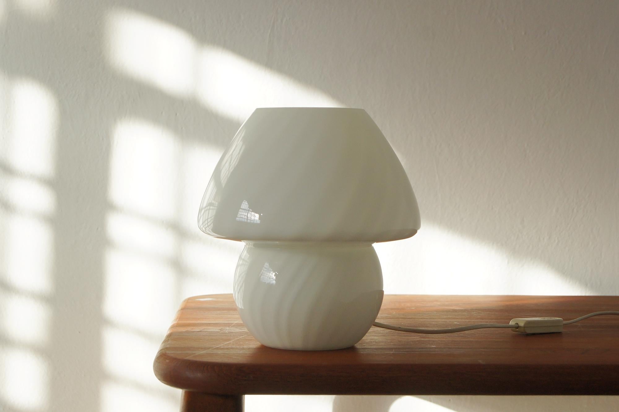 Mid-Century moderno Lampada da tavolo a fungo vintage Italia anni '70 set di 2 in vendita
