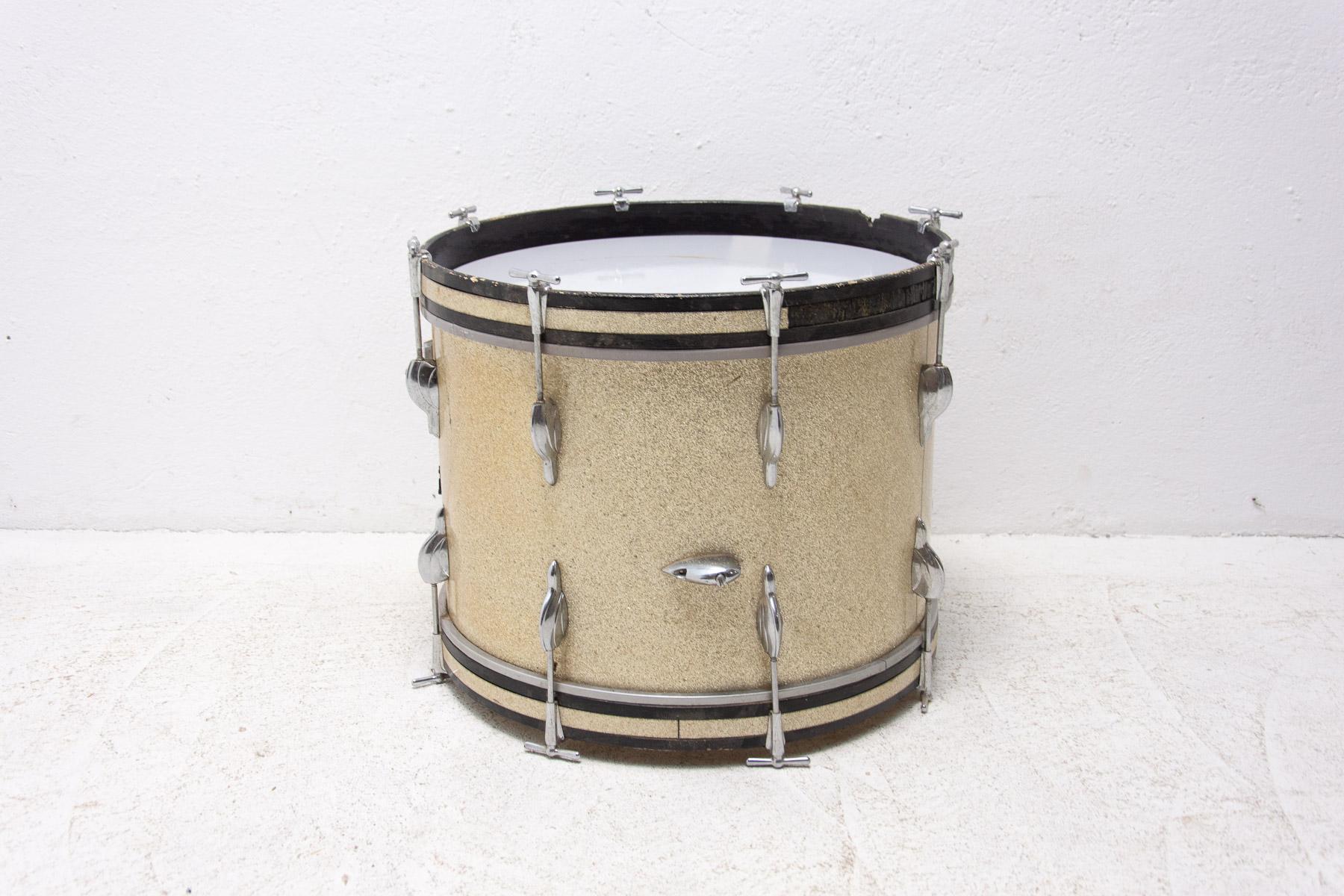 Vintage music drum, made in the 70’s in Czechoslovakia. It was originally originally part of a drum kit. In good Vintage condition.

Measures: Height: 46 cm

Width: 53 cm

Depth: 53 cm.