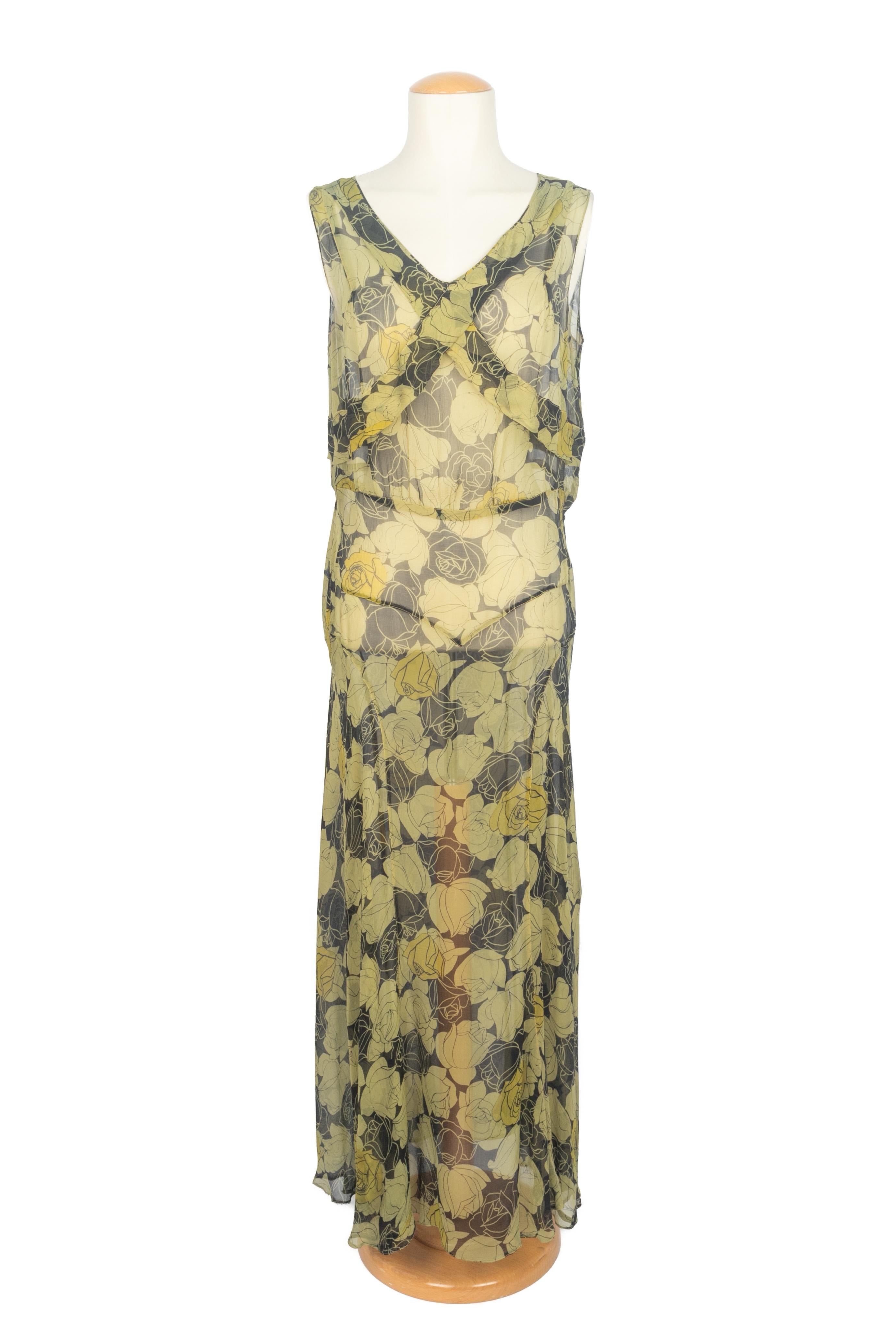 UNBEKANNT - Kleid aus Musselin mit Blumenmuster in Grün- und Gelbtönen auf schwarzem Hintergrund. Keine Größenangabe, es passt eine 36FR/38FR/40FR.

Bedingung:
Guter Zustand

Abmessungen:
Brustumfang: 47 cm - Taillenumfang: 44 cm - Hüftumfang: 47 cm