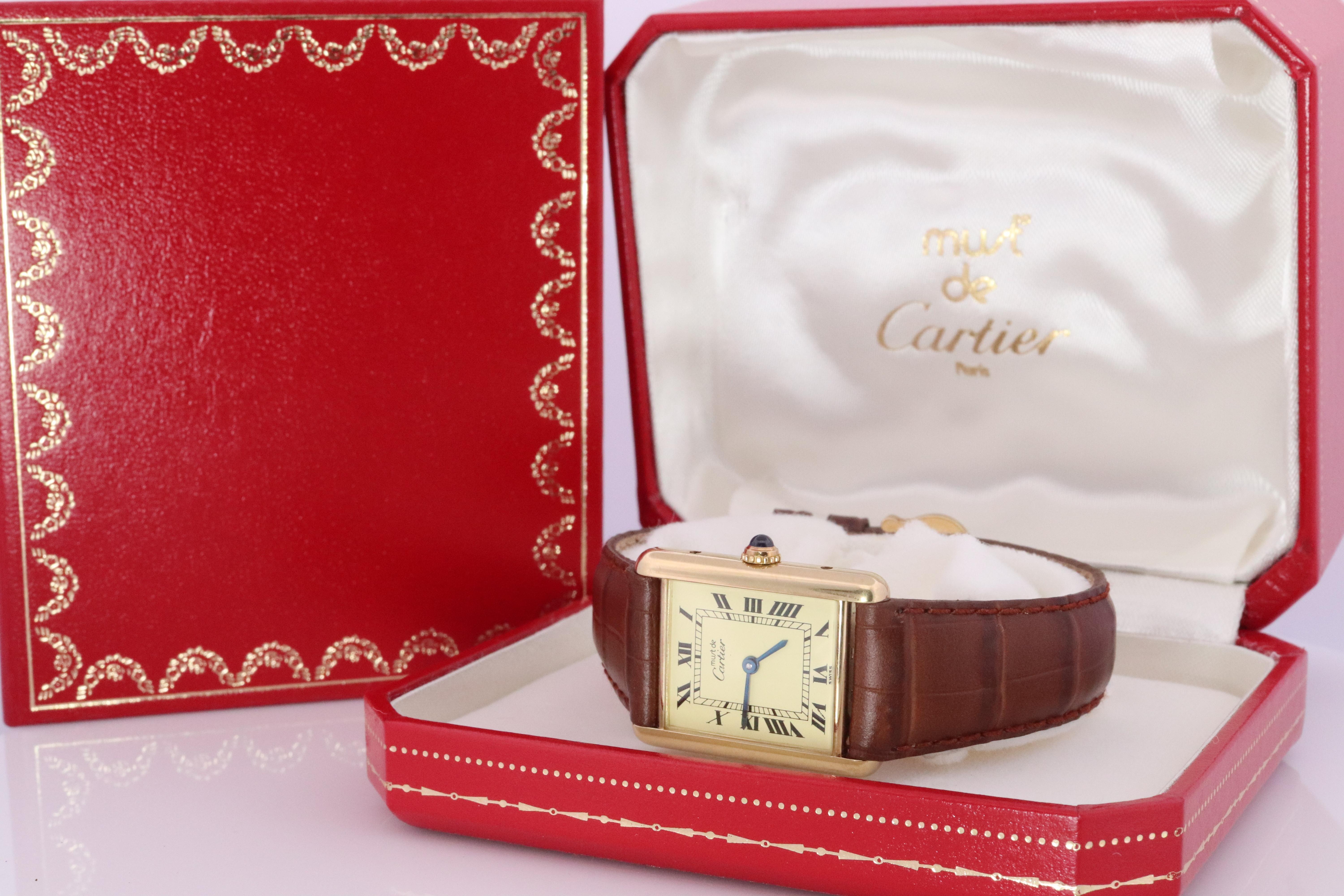 Vero orologio Cartier. Canotta Iconic Vintage Argental. Argento e oro placcato (Vermeil).

rif.590005

Pacchetto completo. Scatola originale Cartier con documenti originali Cartier.

Viene fornito con un nuovo cinturino in pelle Gucci

Quadrante