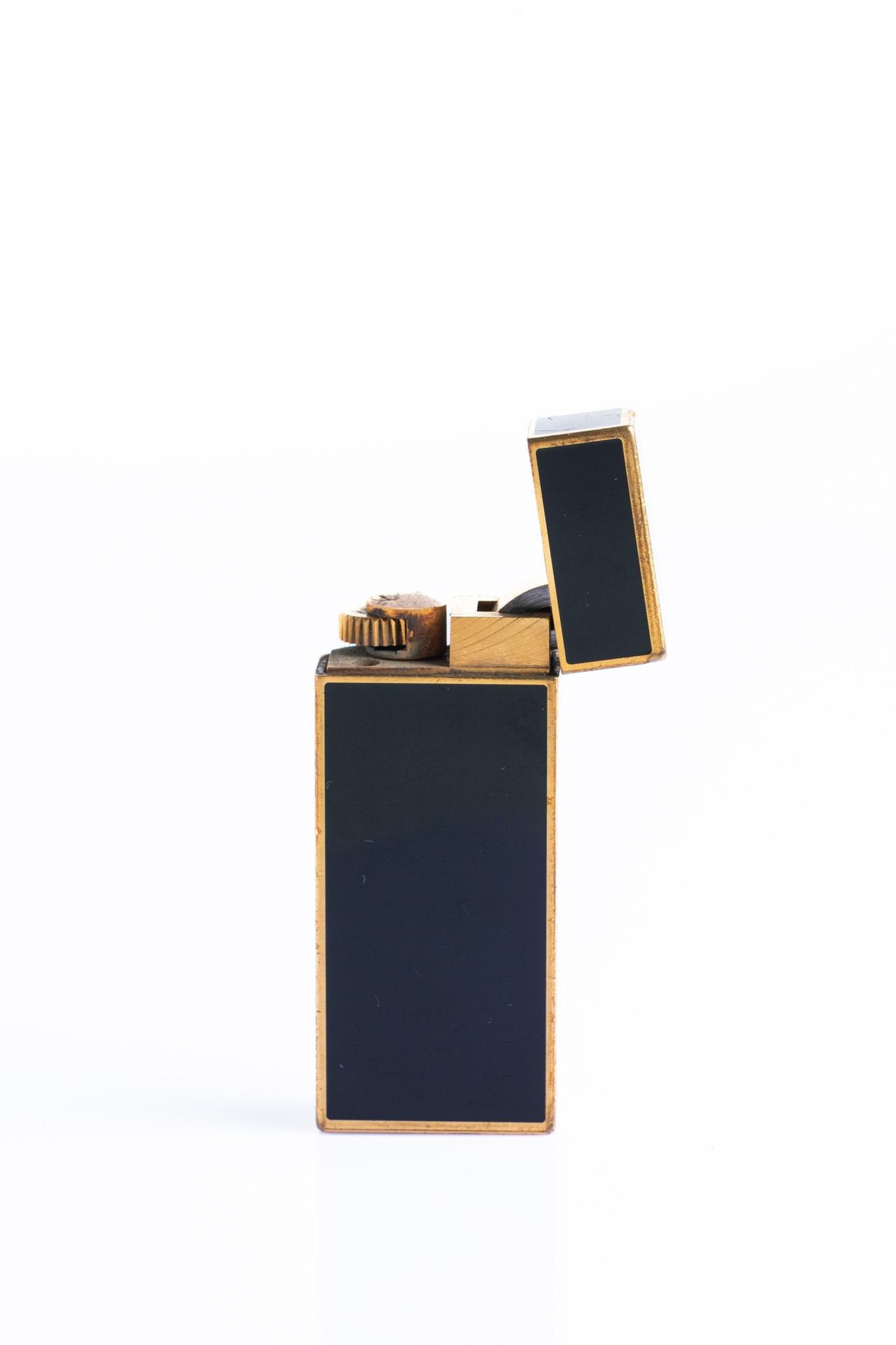 Vintage Must De Cartier Black Lacquer And Gold Plate Lighter in vendita 6