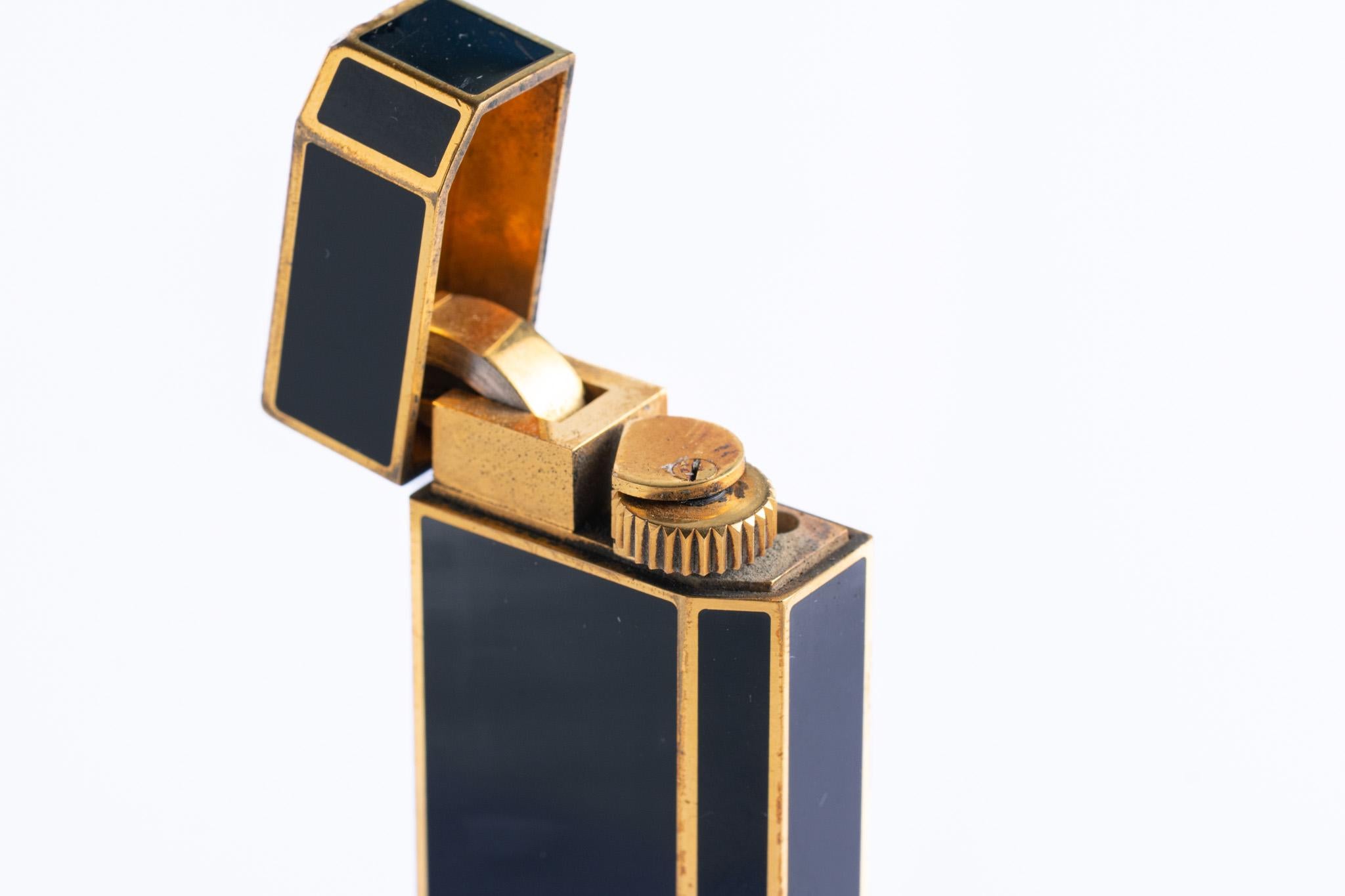 Vintage Must De Cartier Black Lacquer And Gold Plate Lighter in vendita 7