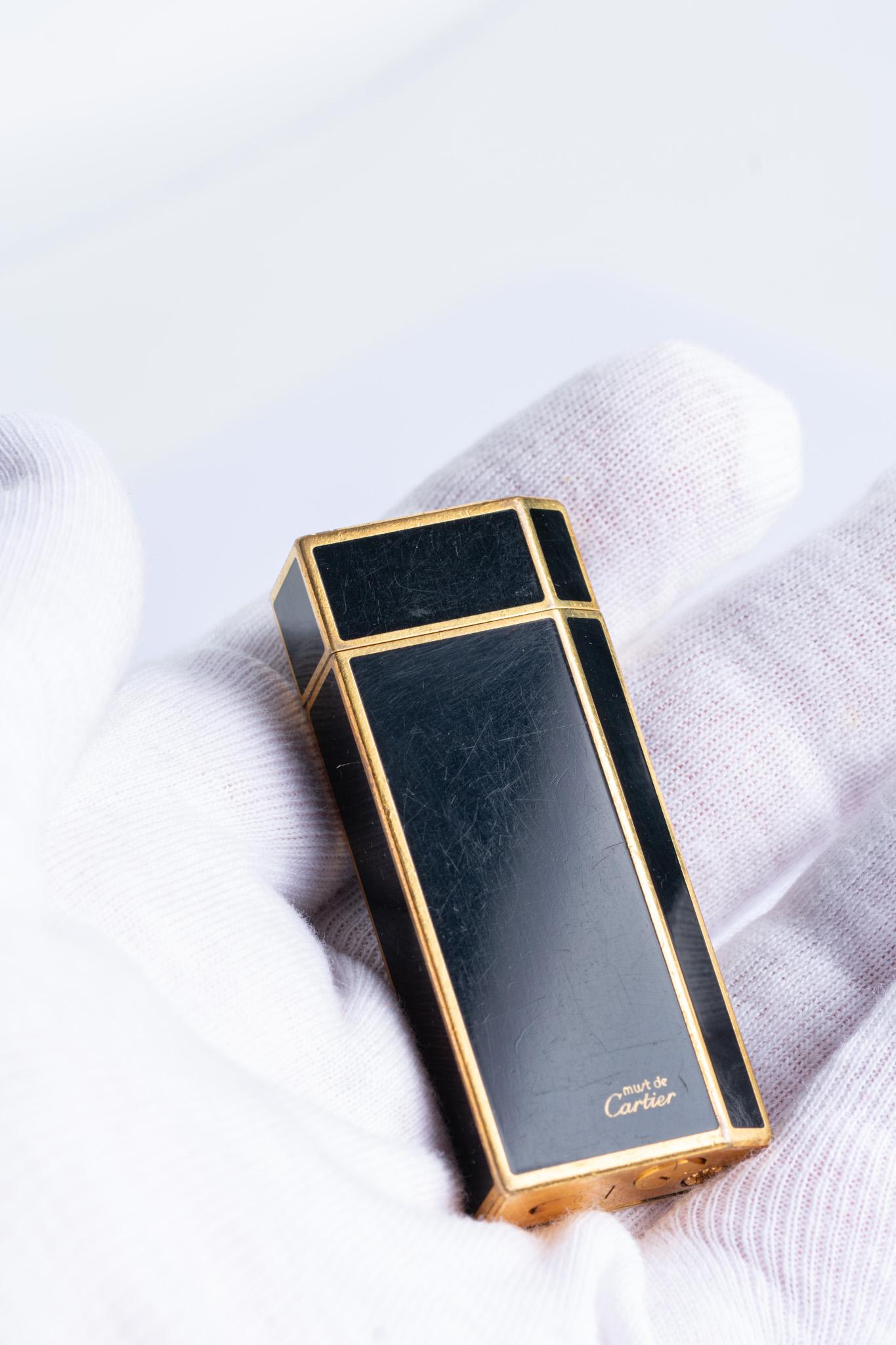 Vintage Must De Cartier Black Lacquer And Gold Plate Lighter in vendita 10