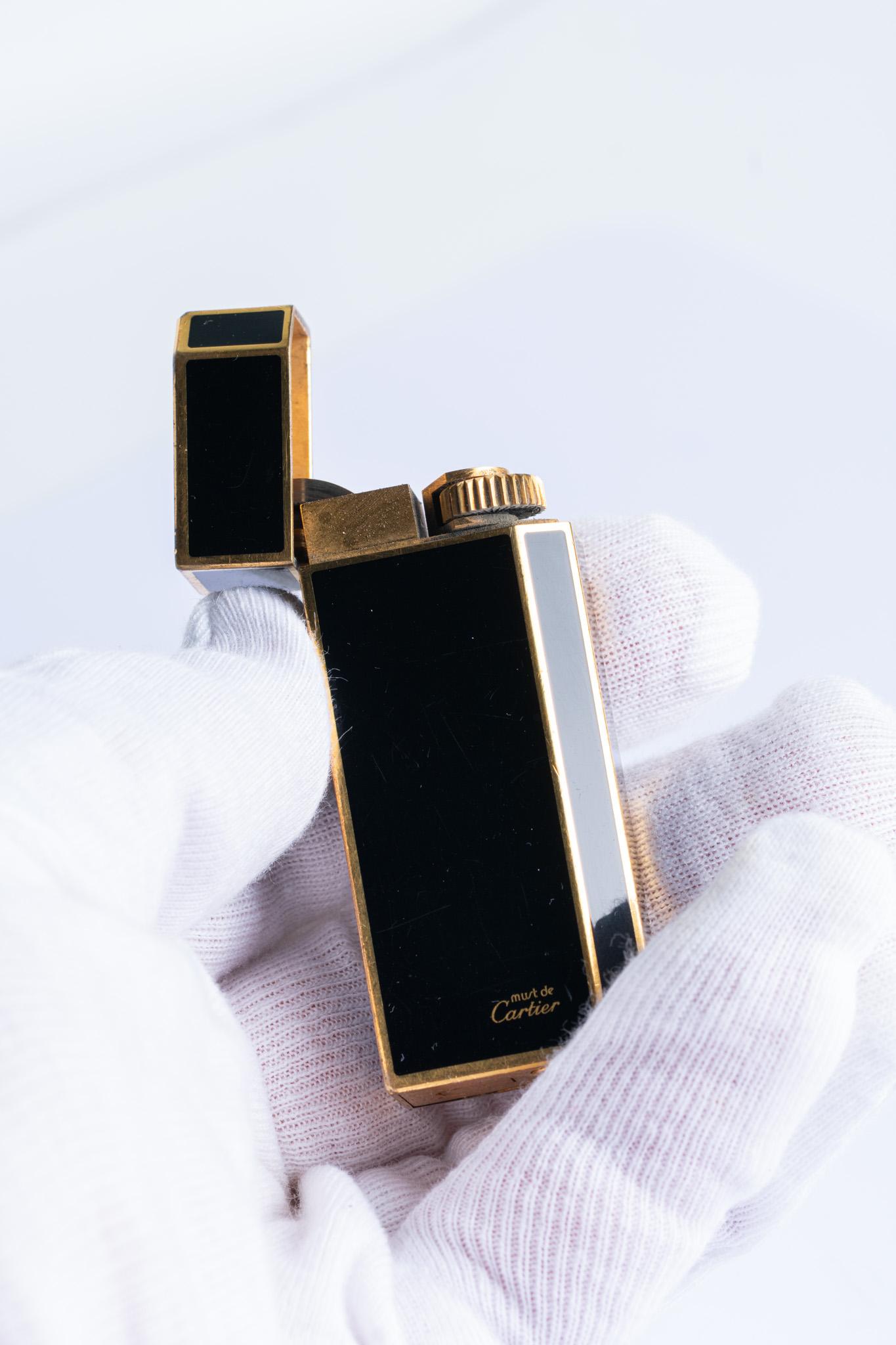 Vintage Must De Cartier Black Lacquer And Gold Plate Lighter in vendita 11