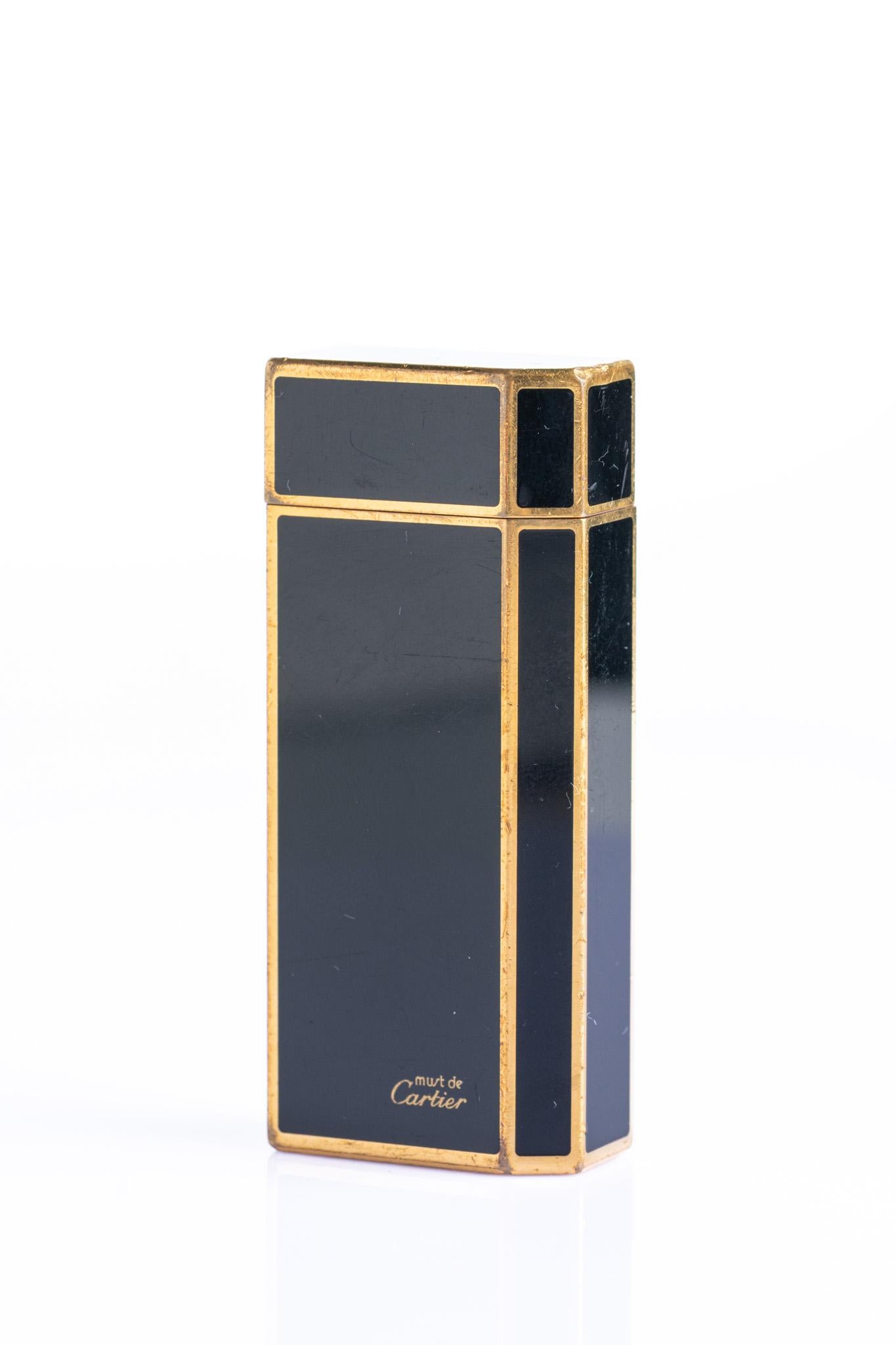 da uomo o donna Vintage Must De Cartier Black Lacquer And Gold Plate Lighter in vendita