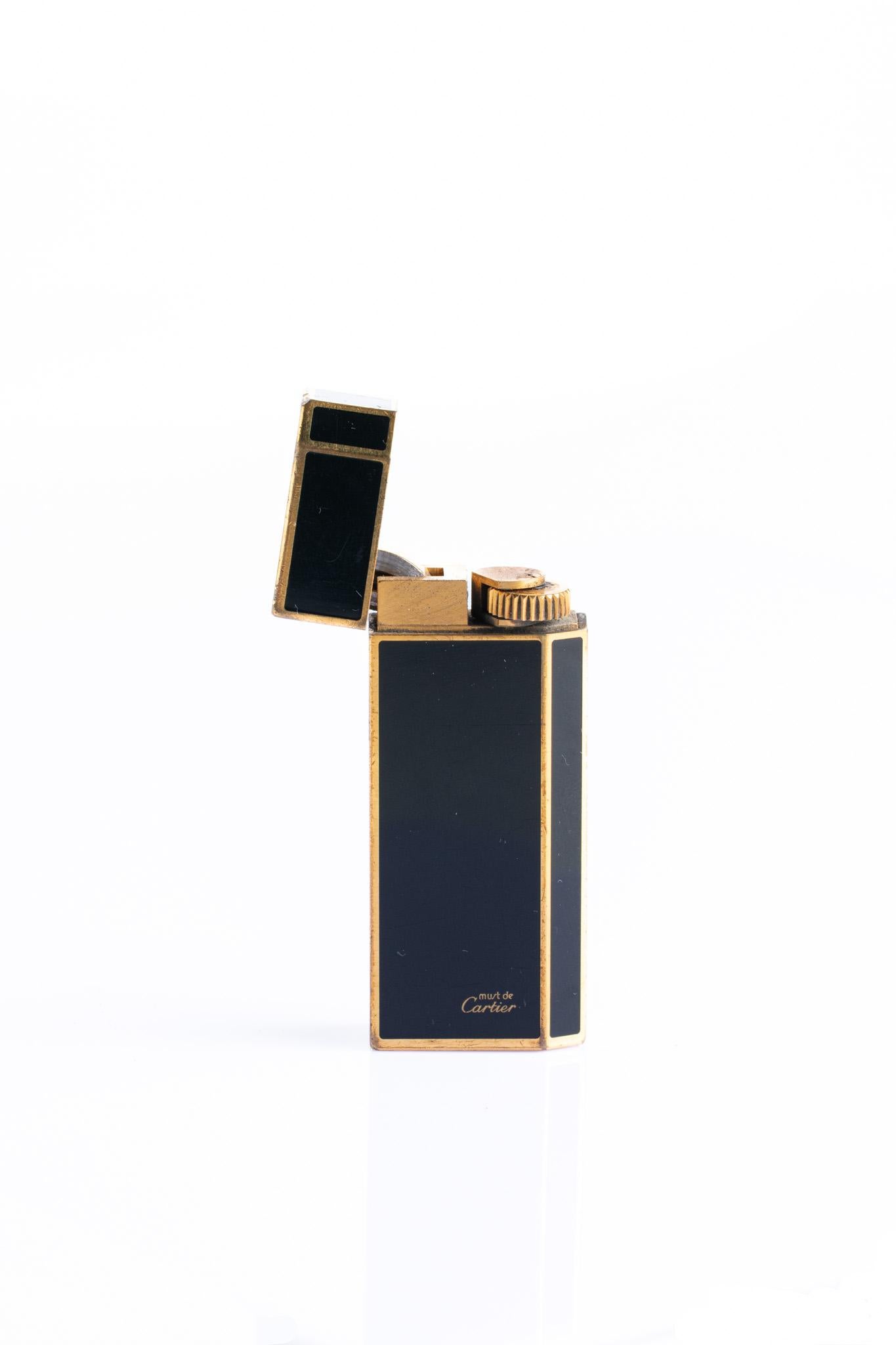 Vintage Must De Cartier Black Lacquer And Gold Plate Lighter in vendita 5