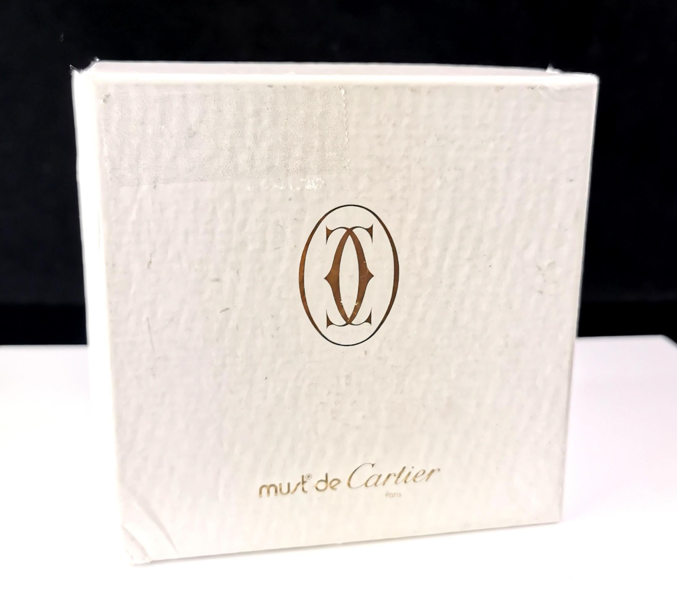 Ein schönes Vintage Must de Cartier Kristall Tintenfass.

Es ist ein melonenförmiges Tintenfass mit einem klobigen, gerippten Kristallkorpus, der das Licht wunderschön reflektiert. Auf der Vorderseite ist das Branding von Cartier in Gold