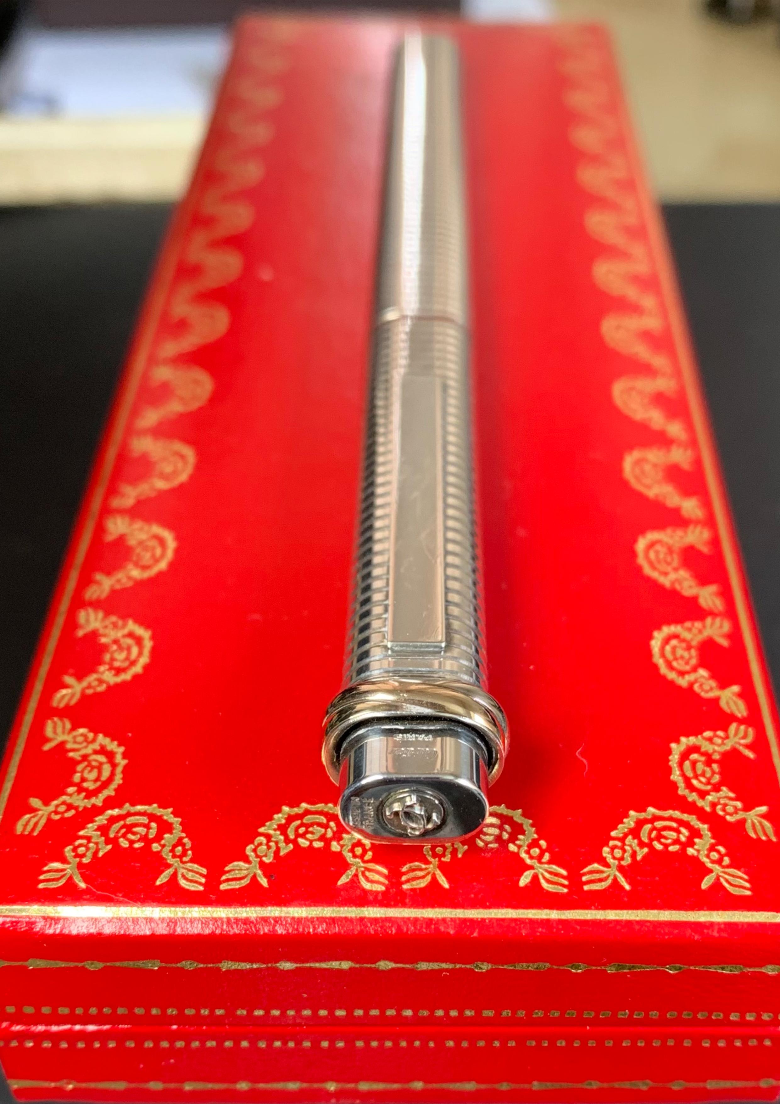 L'un des plus beaux et des plus uniques stylos à bille de Cartier, le Vendome Crosshatch Cisele, rare version des années 80. Le stylo est spécial à presque tous les égards ; la section transversale du corps est un rectangle aux bords arrondis, ce