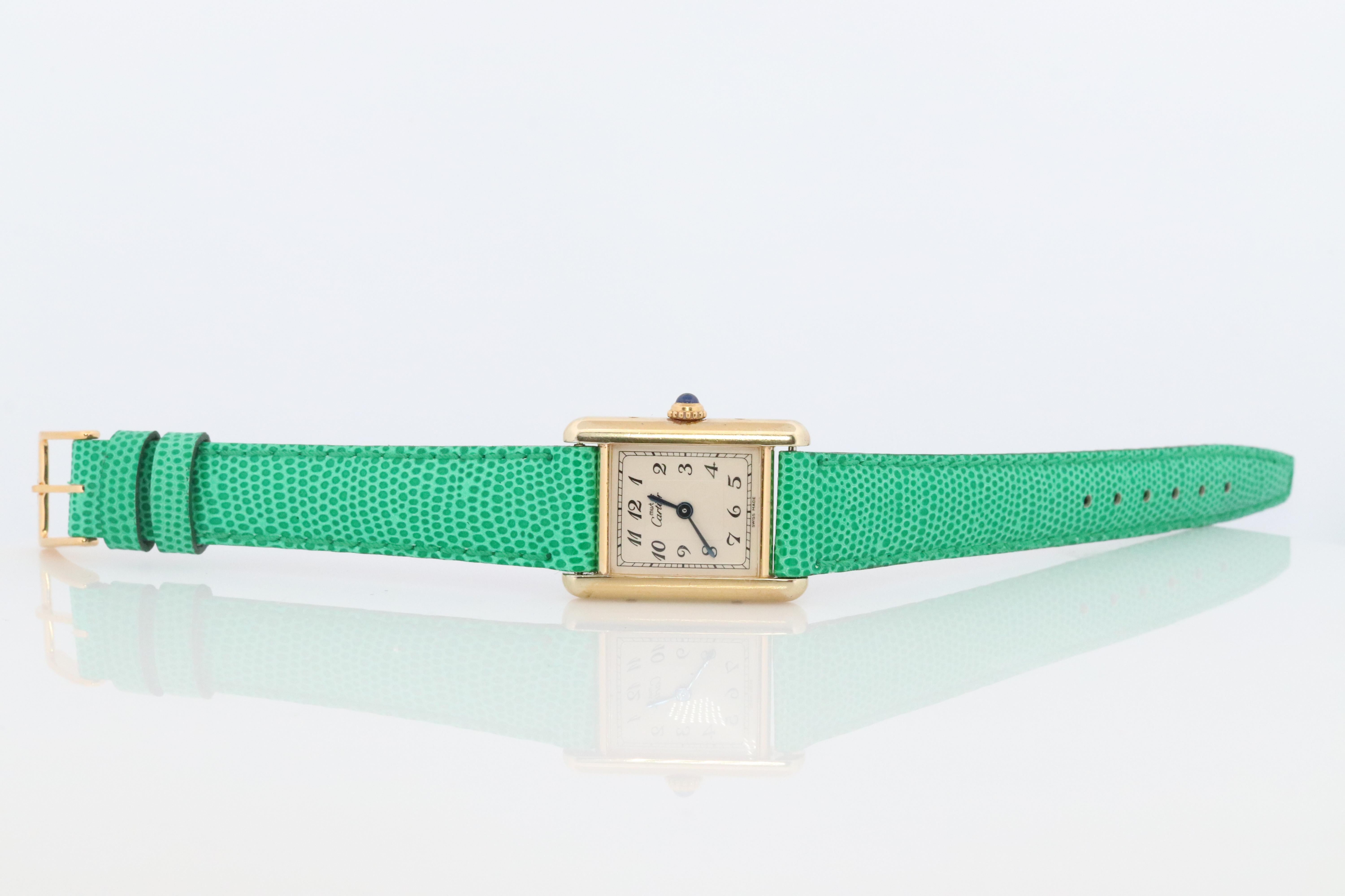 Véritable montre Cartier. Vintage Icone Tank Argental. Argent sterling et plaqué or (Vermeil).

Réf. 1613

RARE Cadran à chiffres arabes.

Nouveau bracelet en cuir Gucci.

Condit : Boîte CARTIER d'origine. Batterie neuve installée.

Détails