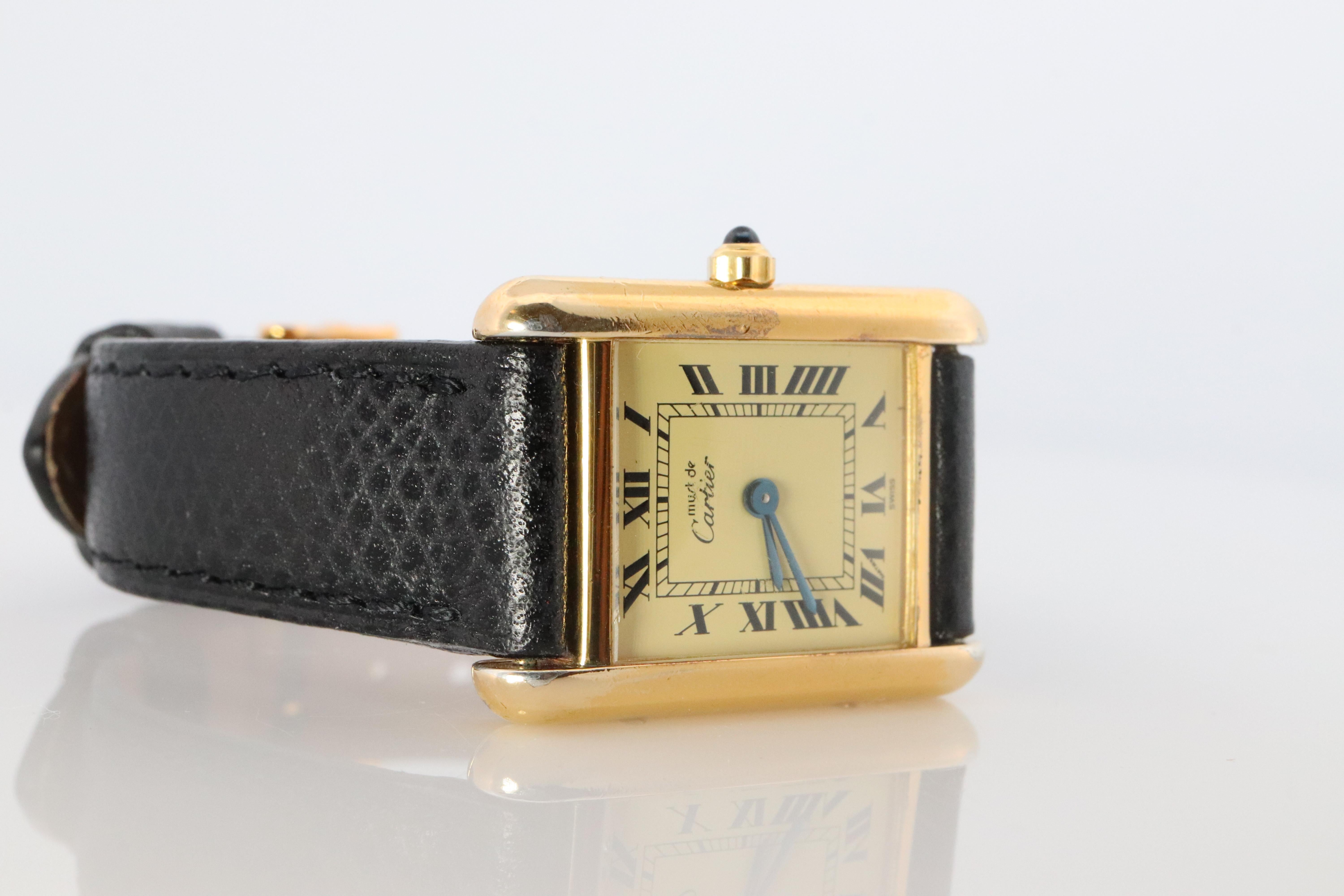 Echte Cartier Uhr. Vintage Iconic Tank Argent. Sterling Silber und 18k vergoldet (Vermeil).

Ref 366001

Champagner-Zifferblatt

Die Bewegung wurde gerade gewartet.

New Gucci Lederband.

Zustand: Neu Batterie installiert.

Einzelheiten:
21mm x 28mm