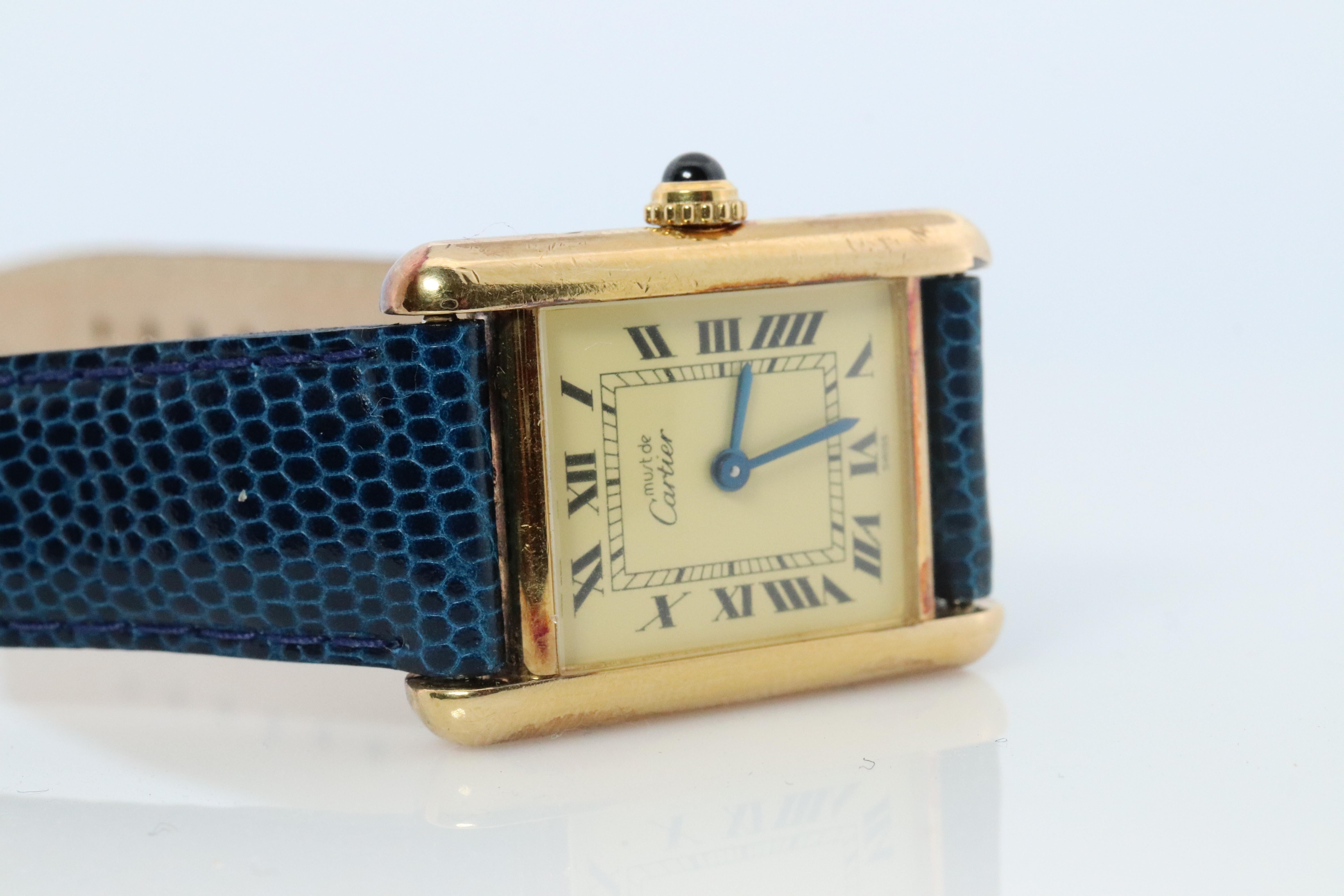 Reloj Cartier auténtico. Tanque Icónico Vintage Argent. Plata de ley y chapado en oro de 18 quilates (Vermeil).

Ref 5057001

Esfera Champán

Correa de piel Gucci nueva.

Estado: Nueva Batería instalada.

Detalles:
Caja de 21 mm por 28 mm
Batería de