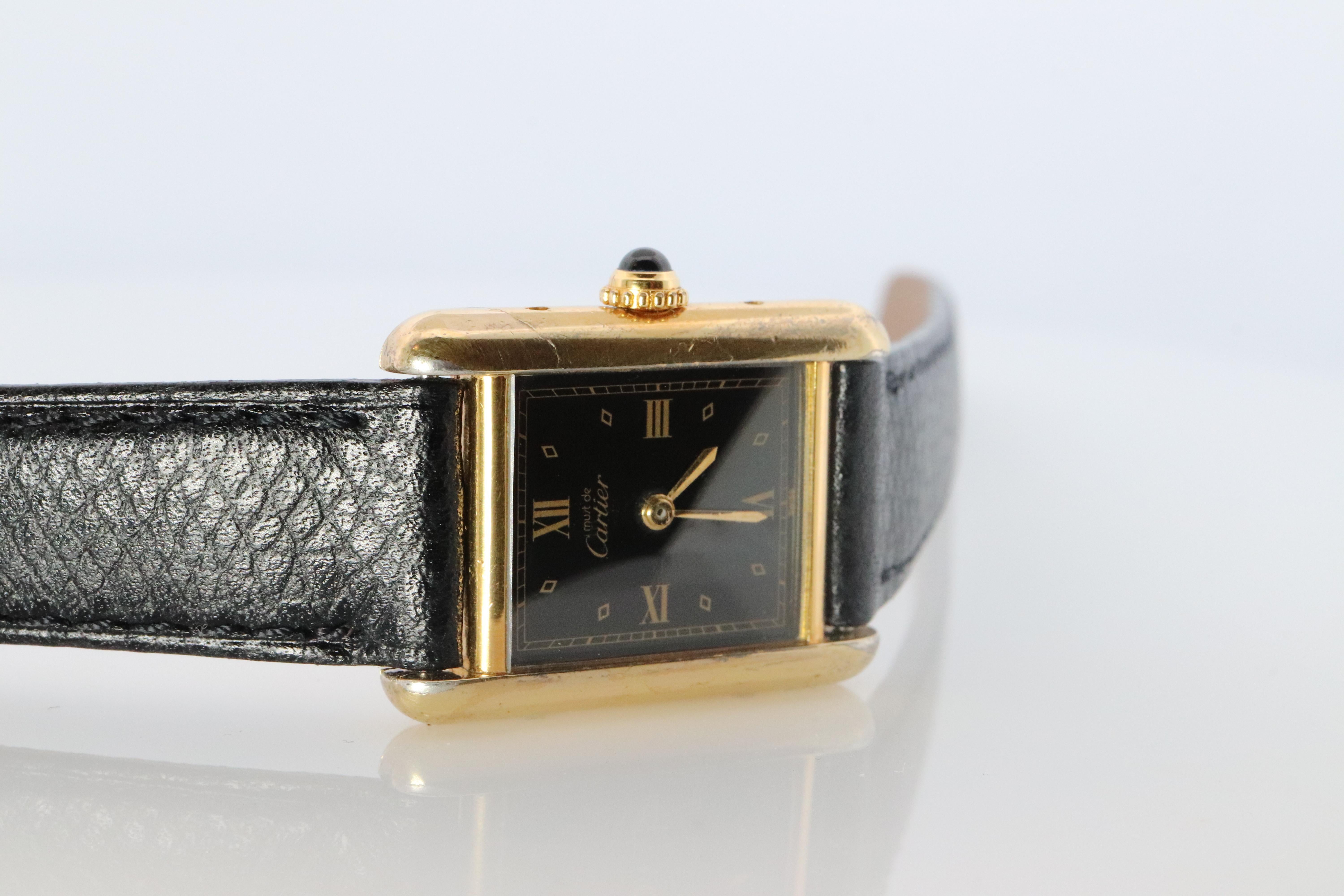 Reloj Cartier auténtico. Tanque Icónico Vintage Argent. Plata de ley y chapado en oro de 18 quilates (Vermeil).

Ref 5057001

RARA Esfera romana negra.

Correa de piel Gucci nueva.

Movimiento de cuarzo Revisado. Batería NUEVA.

Detalles:
Caja de 21