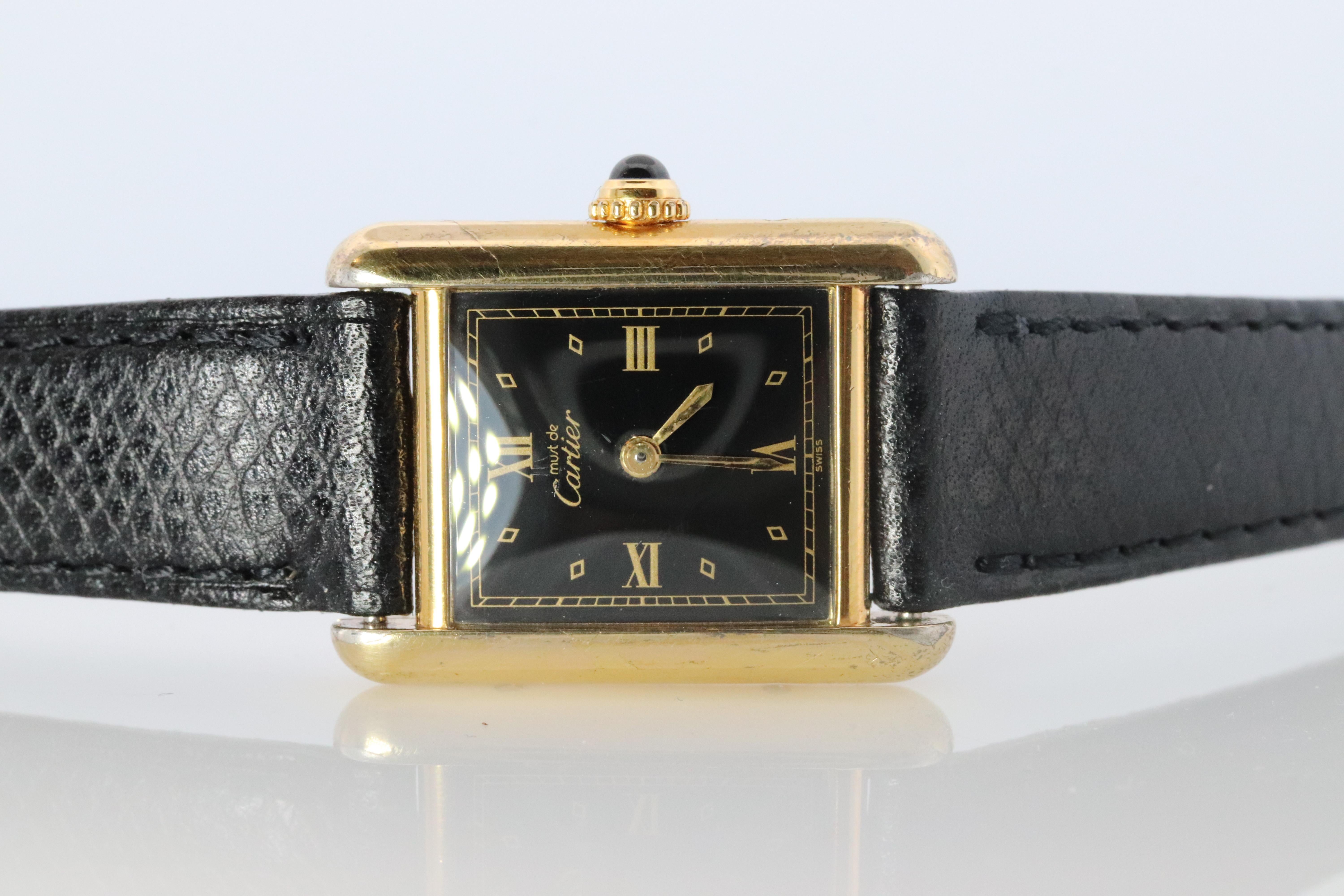 Reloj Vintage Must de Cartier Tank Esfera Negra Vermeil ARGENT Pequeño Tanque Manual Cabujón en venta