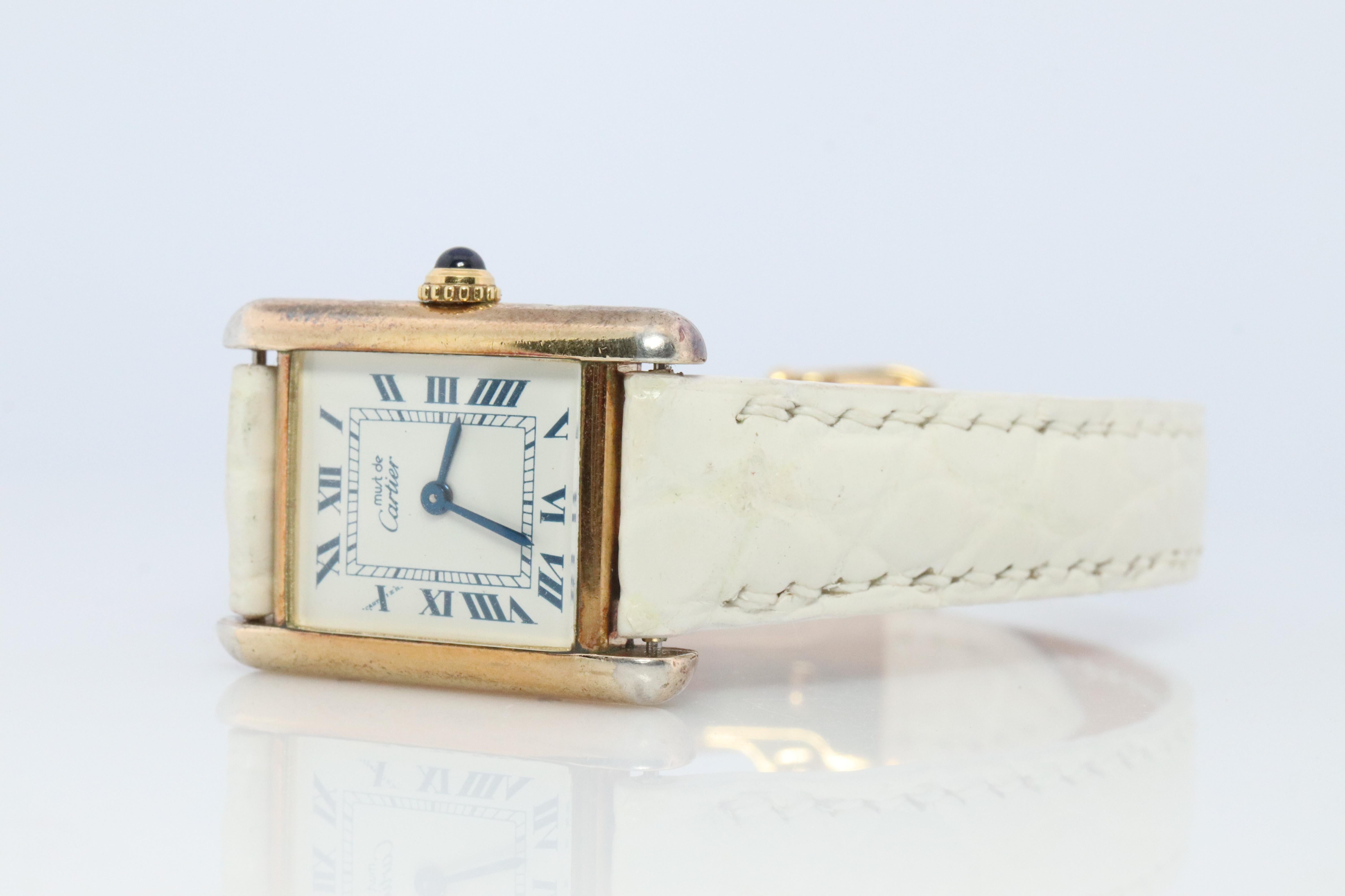Must de Cartier Vintage Tank-Uhr mit goldenem Zifferblatt. Vermeil ARGENT Kleiner Tank (Cabochon) im Angebot
