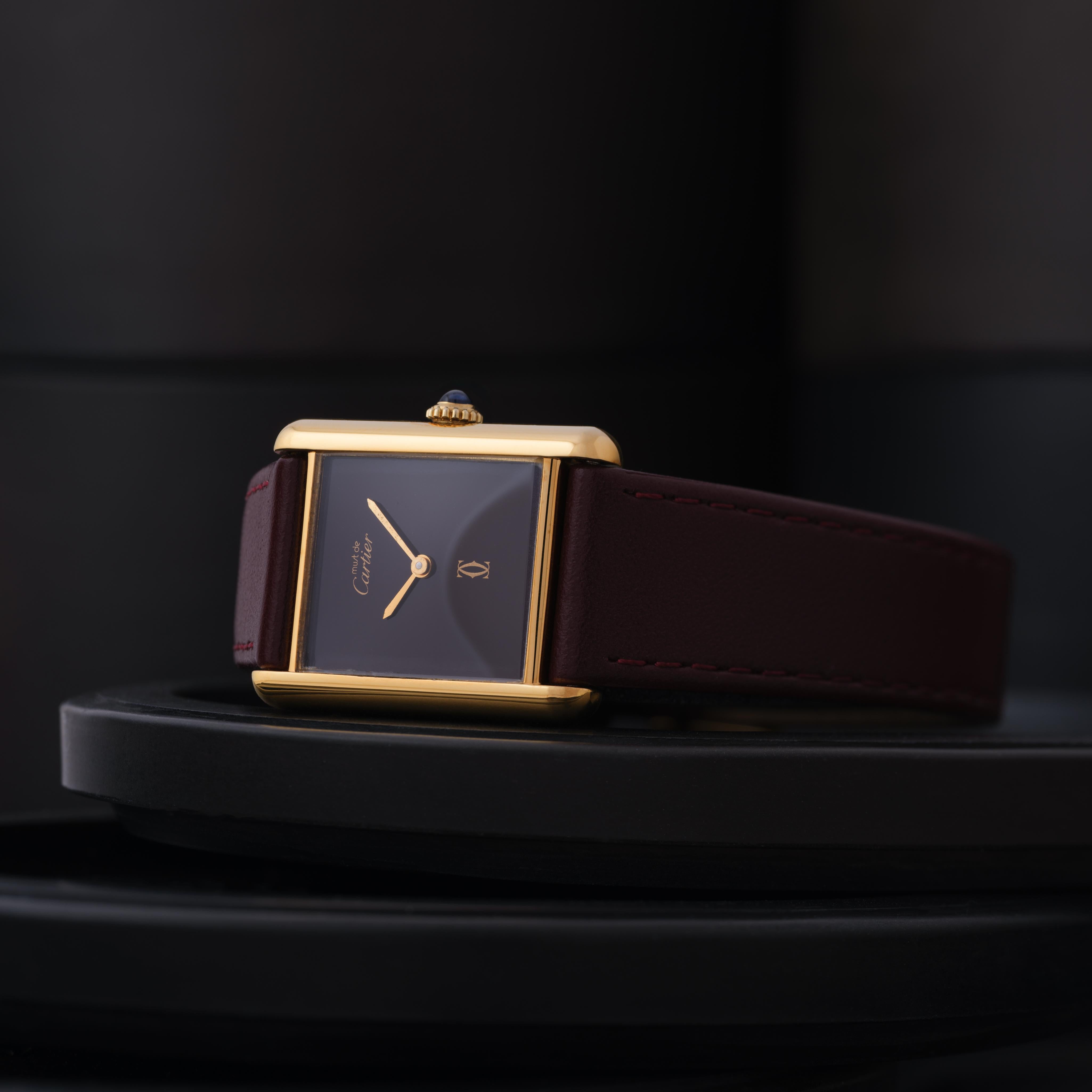 Creatore: Must de Cartier
Modello: Serbatoio 82975713
Anno: 1980
Materiale: Placcato oro 18k
Quadrante: Borgogna
Misura della cassa: 24 mm
Movimento: Movimento manuale
Condizioni: Molto buono
Dimensioni: Regolabile, si adatta a polsi fino a