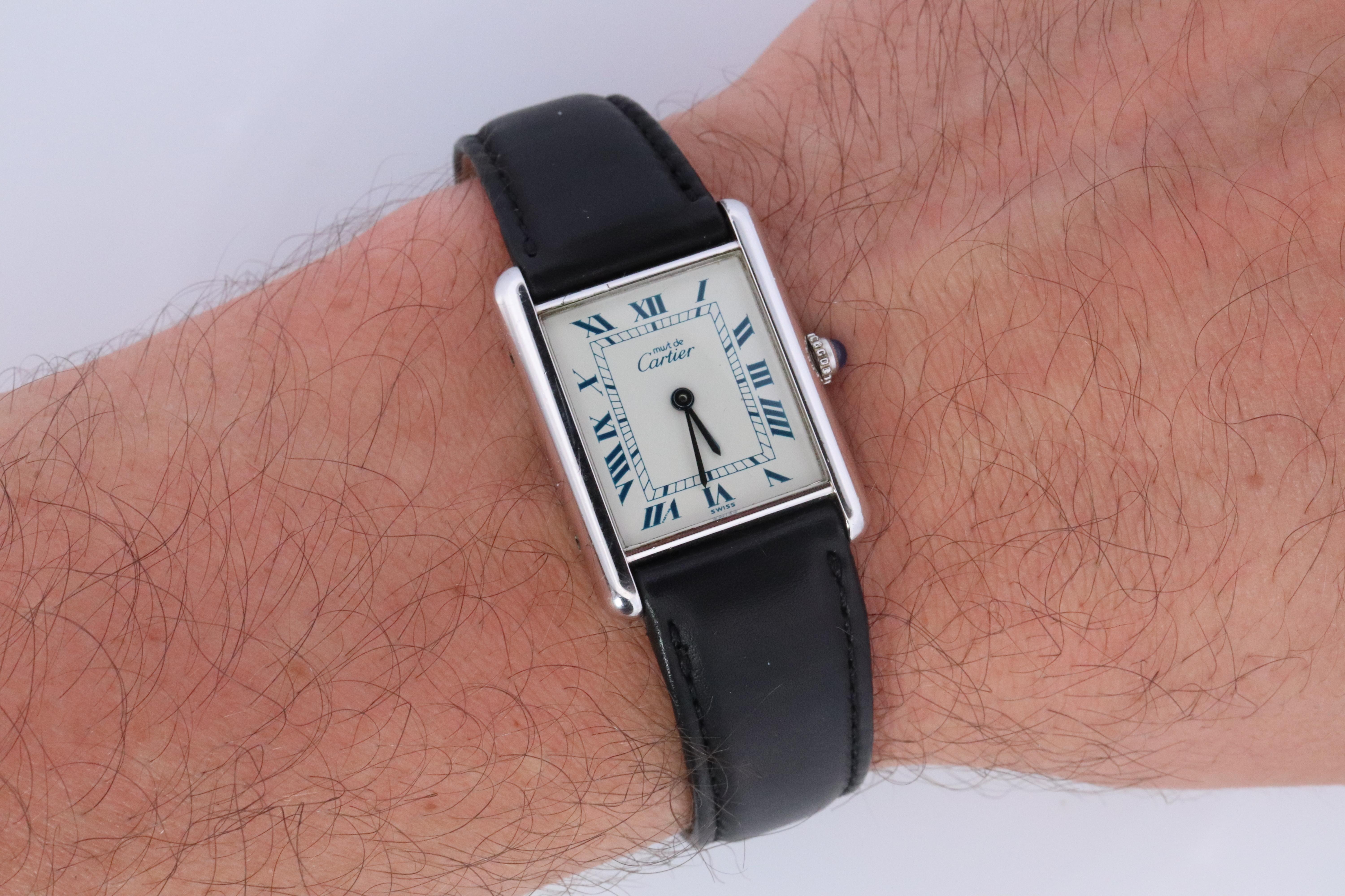 Reloj Cartier auténtico. Tanque Icónico Vintage Argent. Plata de ley 

Se entrega con correa de piel Maruman y cierre Cartier Original.

Nuevo Movimiento de cuarzo.

Rara esfera blanca con números romanos azules.

Estado: MOVIMIENTO NUEVO Recién