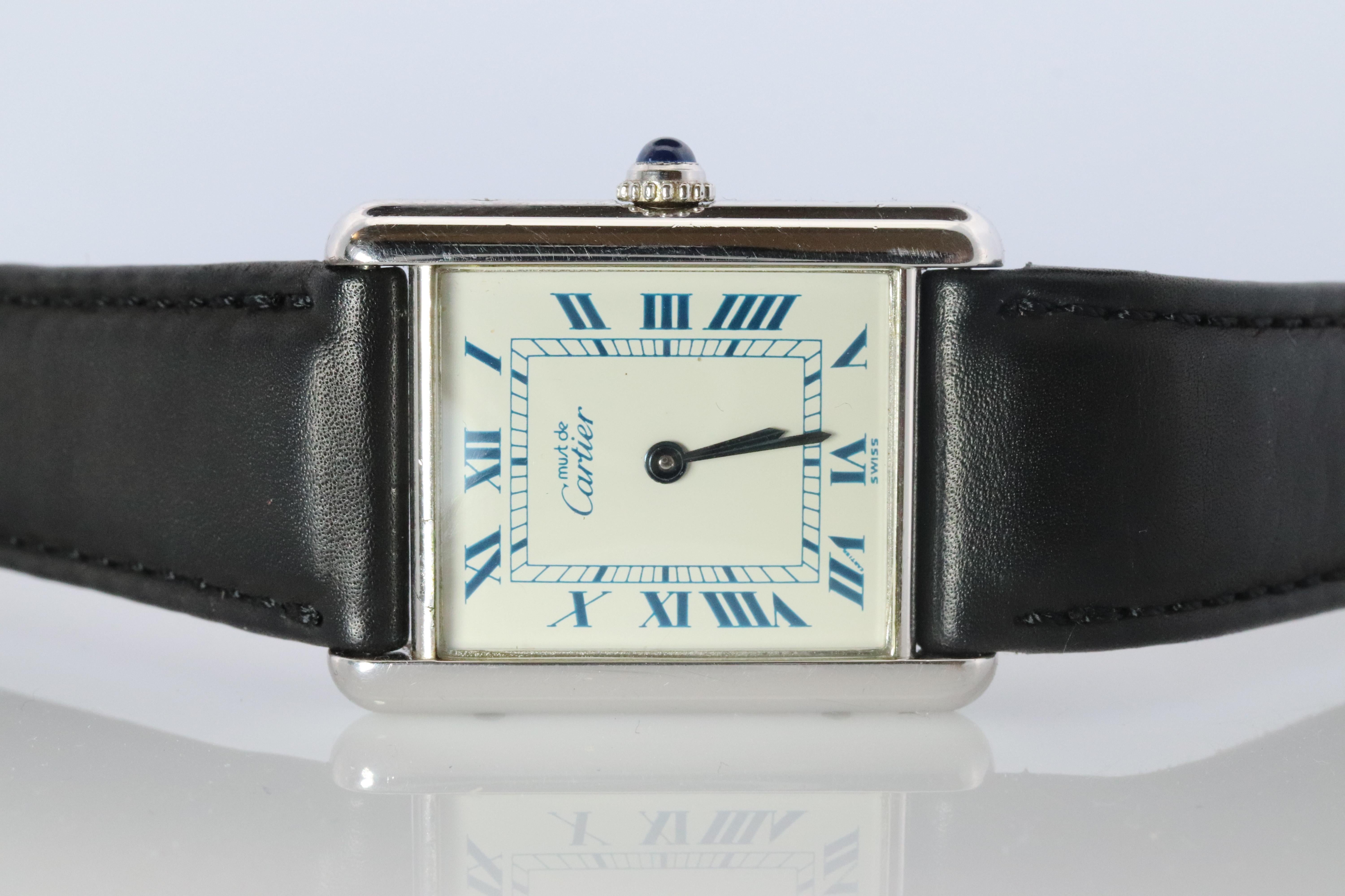 Reloj Must de Cartier Vintage. 925 Sterling 690006 Blanco Esfera Azul Tanque Moderno en venta