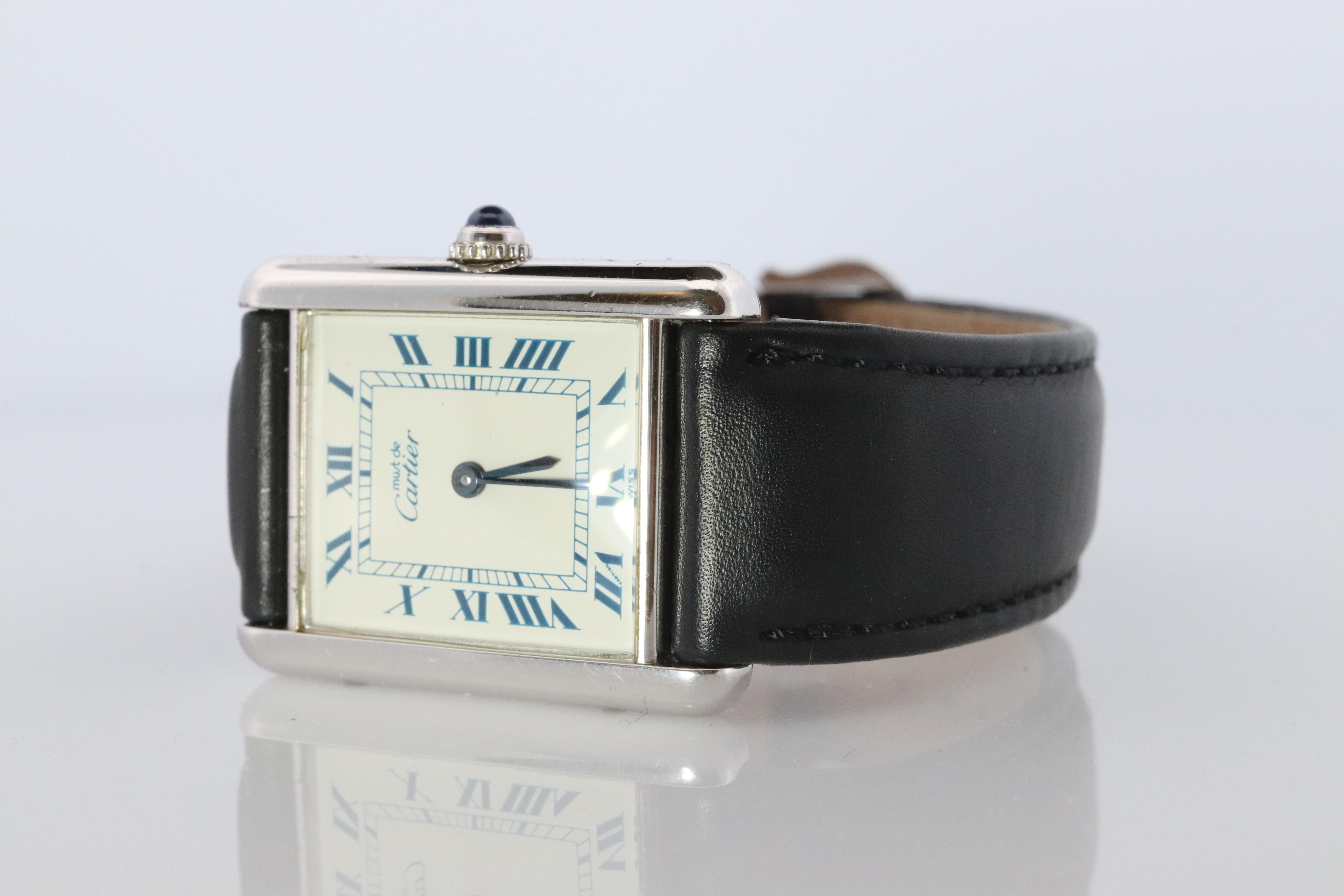 Reloj Must de Cartier Vintage. 925 Sterling 690006 Blanco Esfera Azul Tanque Cabujón en venta