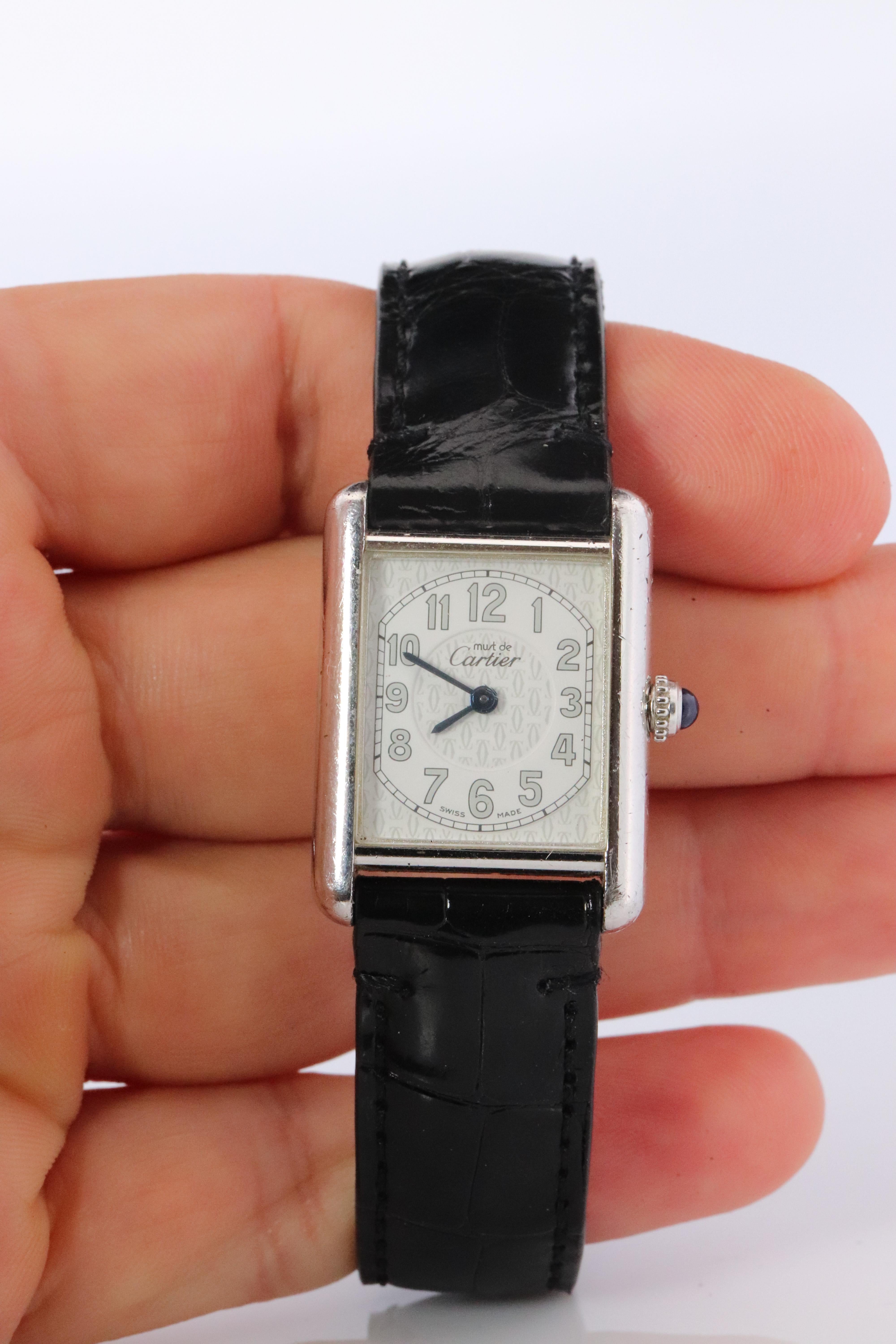 Echte Cartier Uhr. Vintage Iconic Tank Argent. Sterlingsilber

Ref 2416

RARE Arabische Ziffern Zifferblatt.

Zustand: Neu Batterie installiert. Rückblick Fotos

Einzelheiten:
22,5 mm x 30 mm x 7 mm Gehäuse
Krone mit blauem Saphir-Cabochon.

Bitte