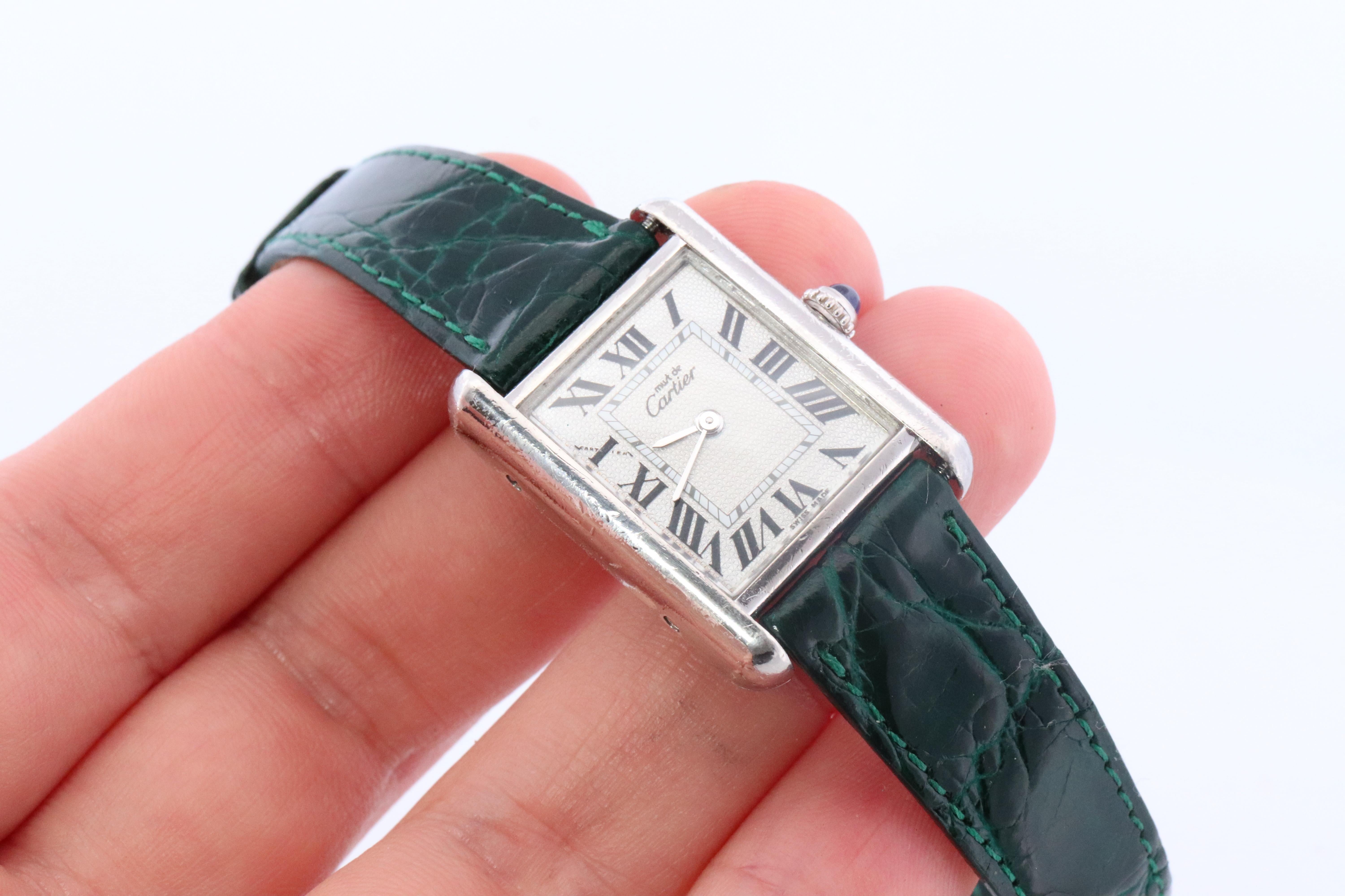Véritable montre Cartier. Vintage Icone Tank Argental. Argenterie sterling 

Livrée avec un nouveau bracelet en cuir et la boucle originale de Cartier.

Rare cadran en argent et chiffres romains

Réf 2416

Condition : Nouveau Batterie installée.