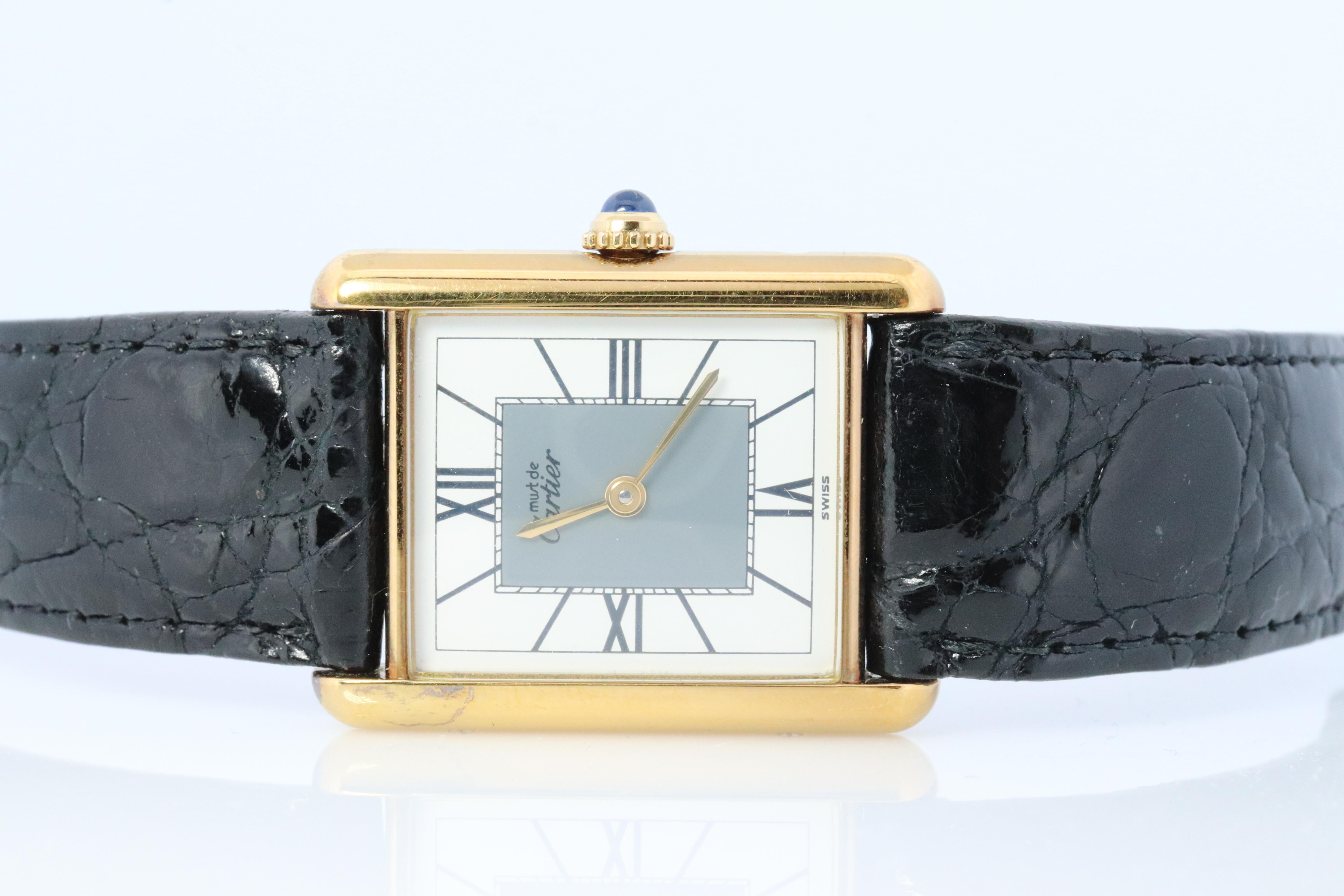 Echte Cartier Uhr. Vintage Iconic Tank Argent. Sterling Silber und vergoldet (Vermeil). Kommt mit original Cartier Band mit Schließe.

Graues/Silbernes und weißes Zifferblatt.

QUARTZ

Die Bewegung wird gerade gewartet.

Zustand: Hat einige