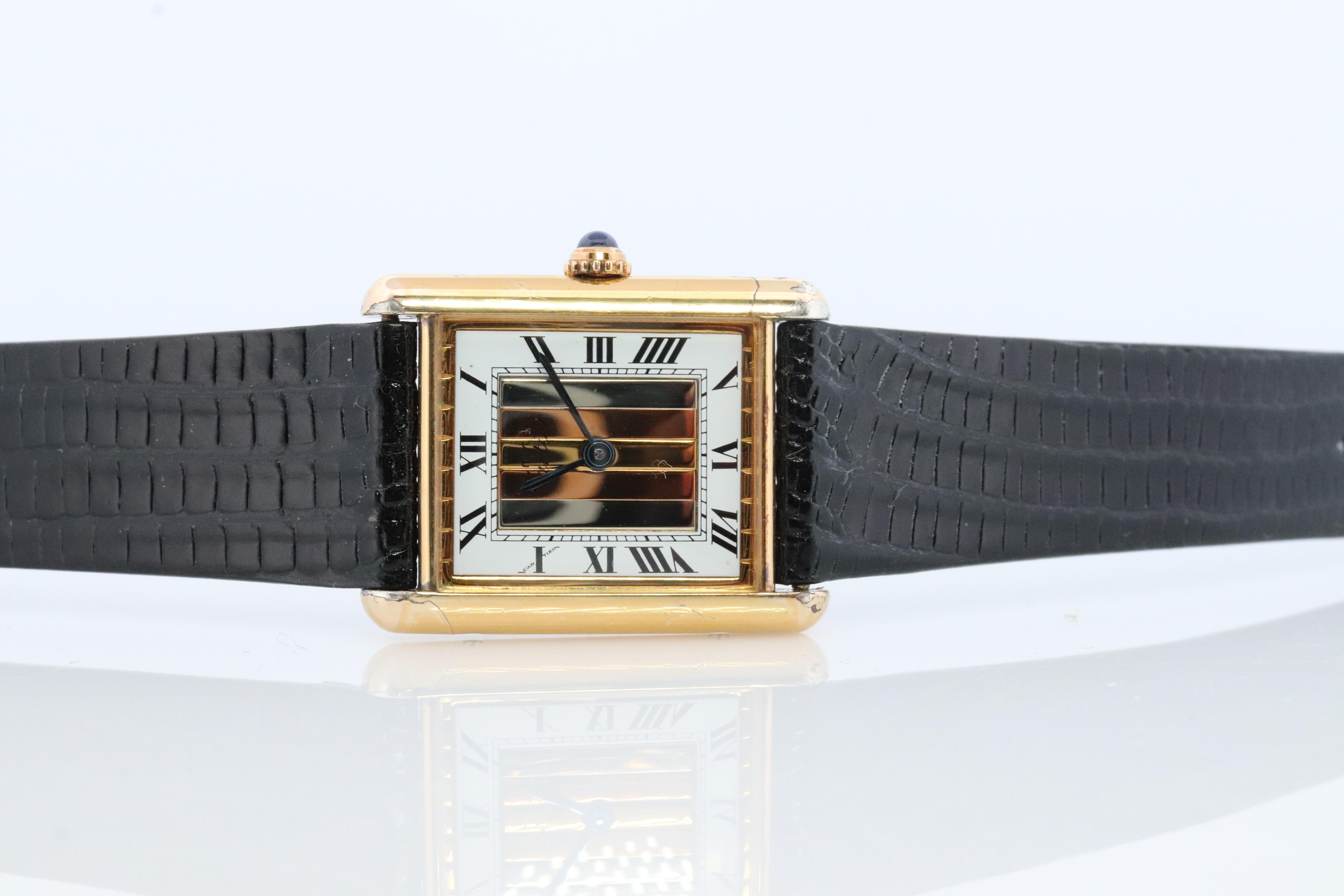 Echte Cartier Uhr. Vintage Iconic Tank Argent. Sterling Silber und vergoldet (Vermeil). Wird mit einem neuen schwarzen Lederband geliefert.

QUARTZ

Zustand: Keine Risse auf dem Gesicht oder Saphir. Hat einige Verfärbungen an den Seiten, die mit dem