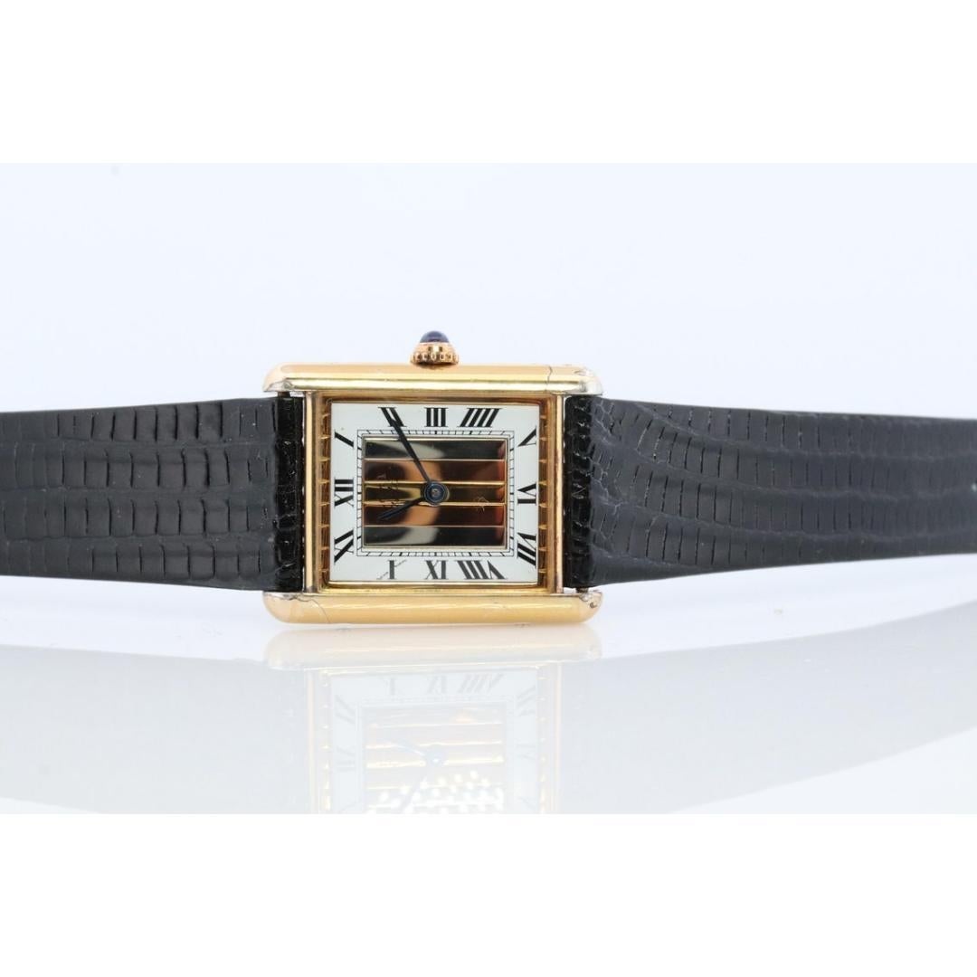 Vintage By aus den 1980er Jahren

MATERIALIEN: Gold, Sterling Silber

Echte Cartier Uhr. Vintage Iconic Tank Argent. Sterling Silber und vergoldet (Vermeil). Wird mit einem neuen schwarzen Lederband geliefert.

QUARTZ

Zustand: Keine Risse auf dem