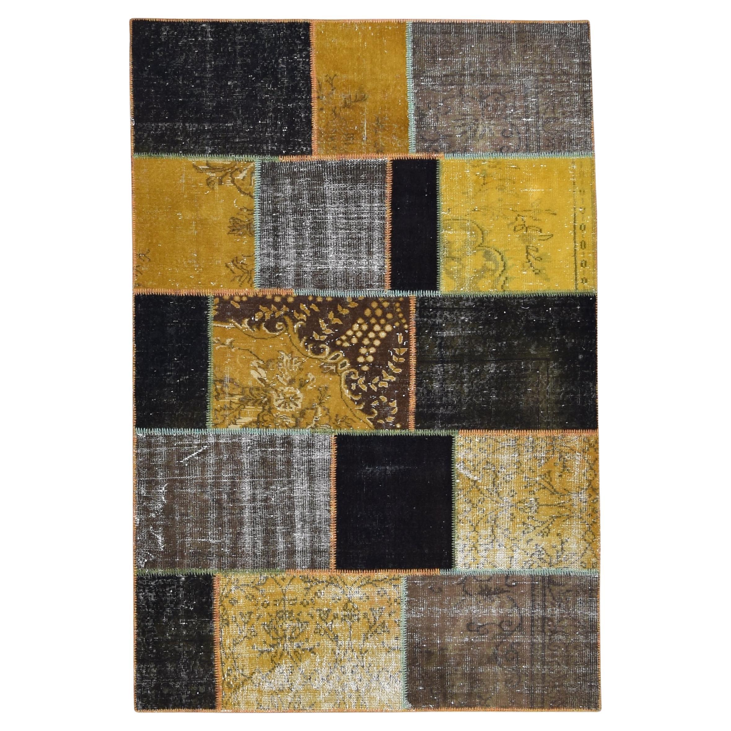 Tappeto in lana patchwork vintage senape e carbone tessuto a mano 5'7''x8'3'' in vendita