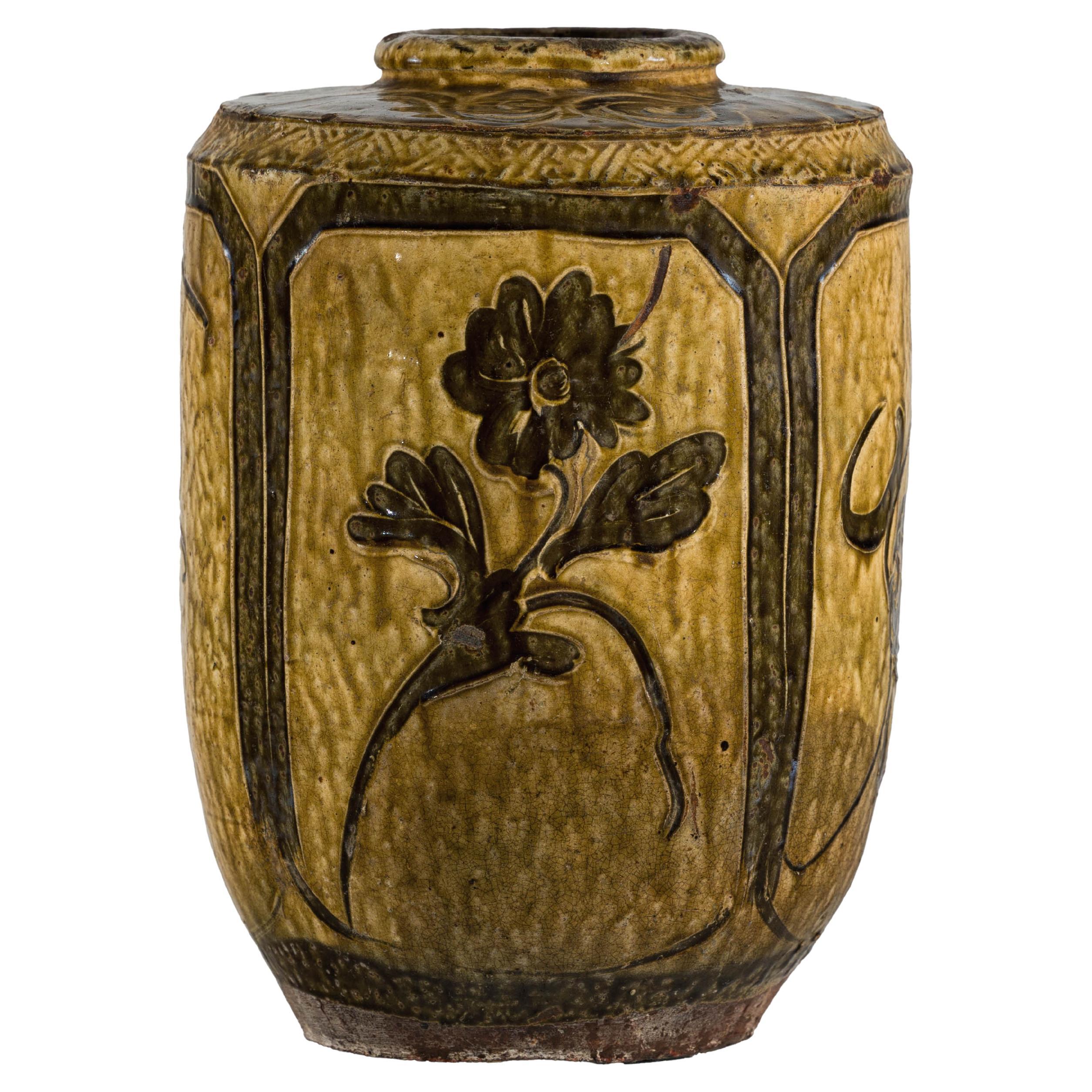 Senfbraun glasierte Vintage-Keramikvase mit eingravierten Blumen- und Vogelmotiven