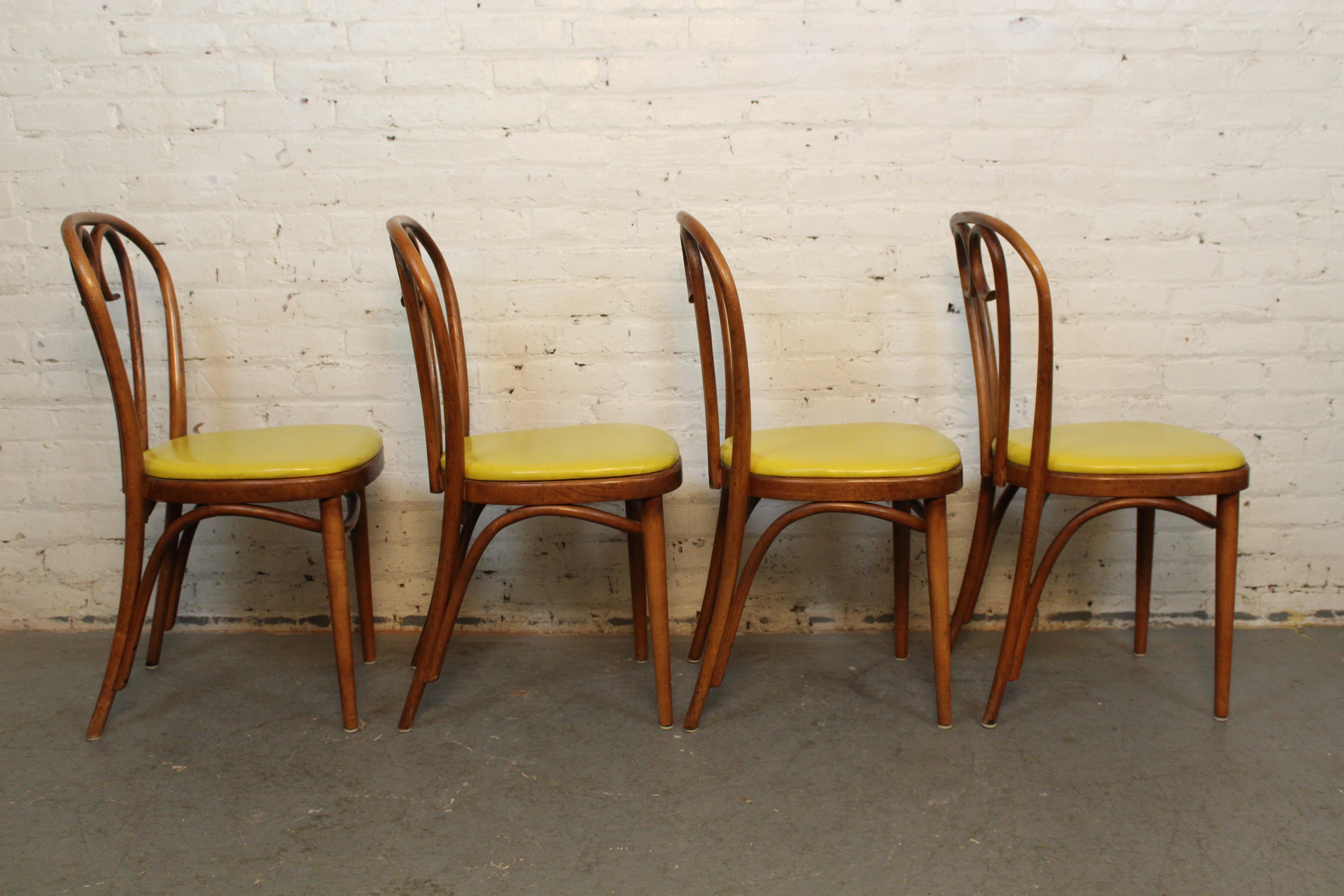 Mid-Century Modern Chaises bistro vintage en similicuir moutarde d'après Thonet en vente