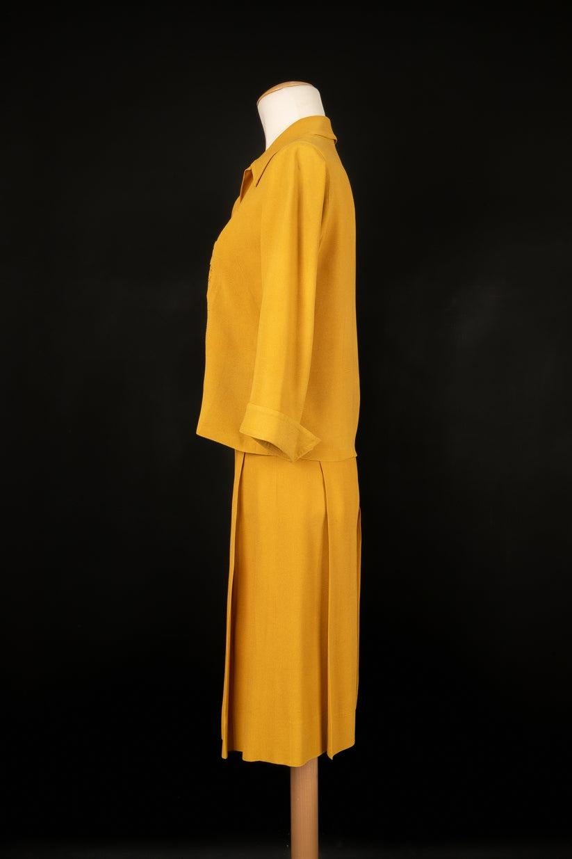 UNKNOWN - Mustard-yellow tone crepe vintage set composed of a blouse and a skirt. No size indicated, it fits a 34FR/36FR. Vintage set from the 1940s.

Additional information:
Condition: Good condition
Dimensions: Blouse: Shoulder width: 37 cm -