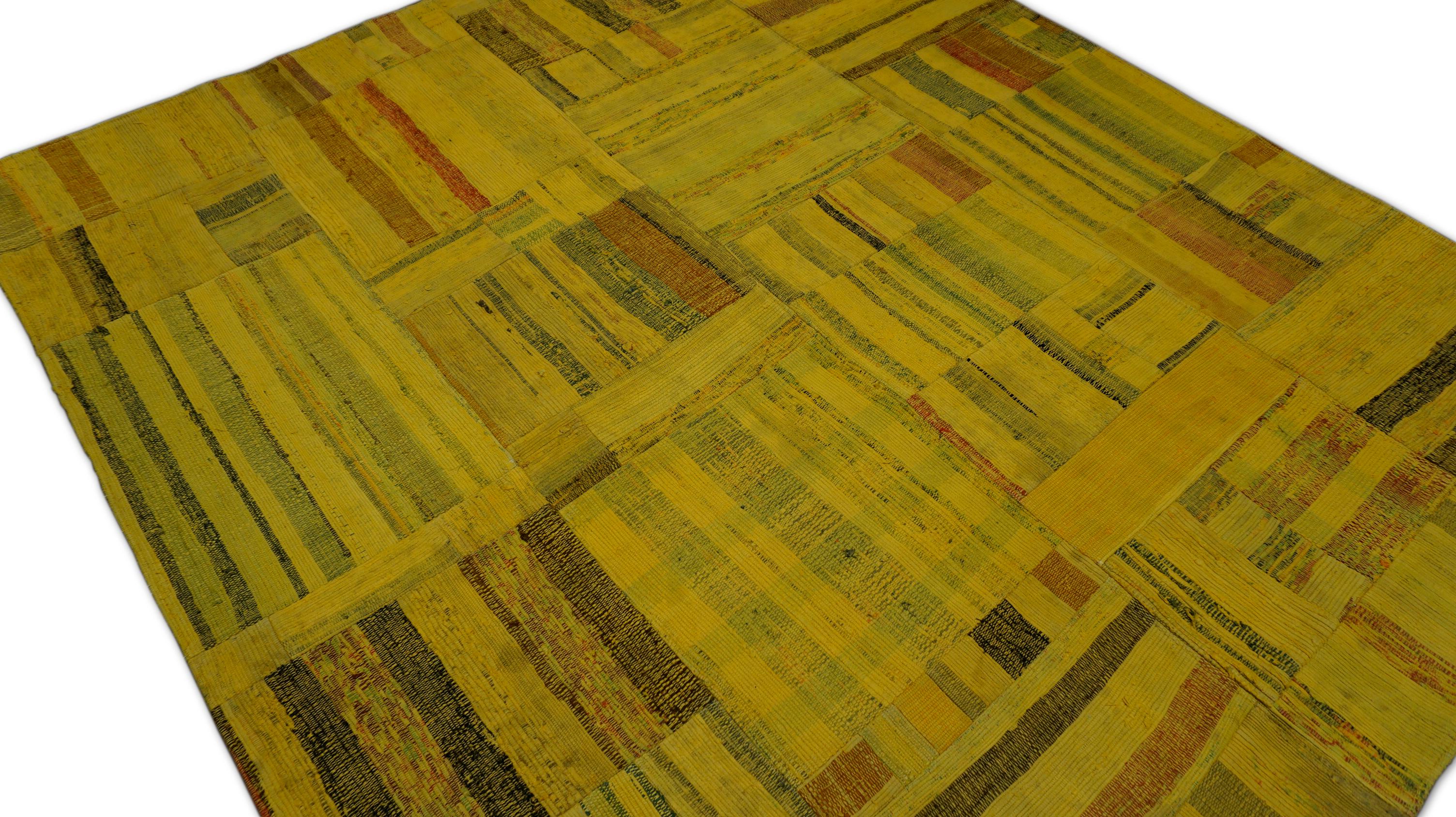 Questo radioso tappeto patchwork in cotone intrecciato a mano cattura il calore e la vivacità dei paesaggi assolati. Composto da frammenti d'epoca meticolosamente cuciti a mano in un arazzo unificato, questo tappeto è un'affermazione audace e al